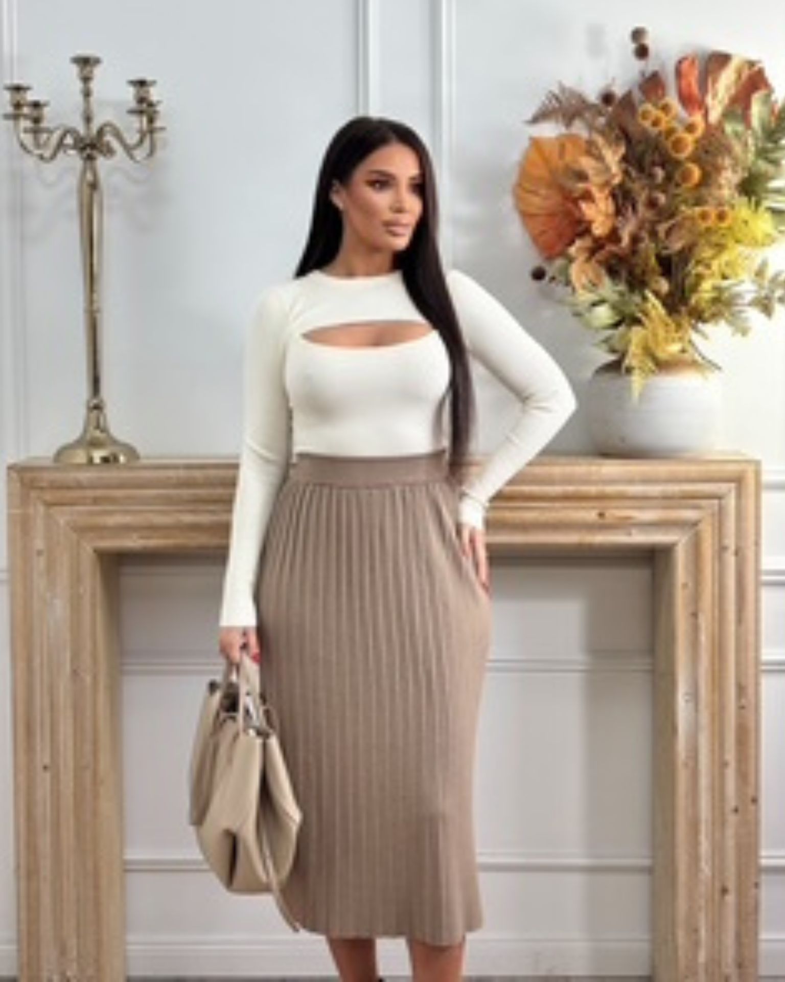 Bela trikotažna bluza sa otvorom