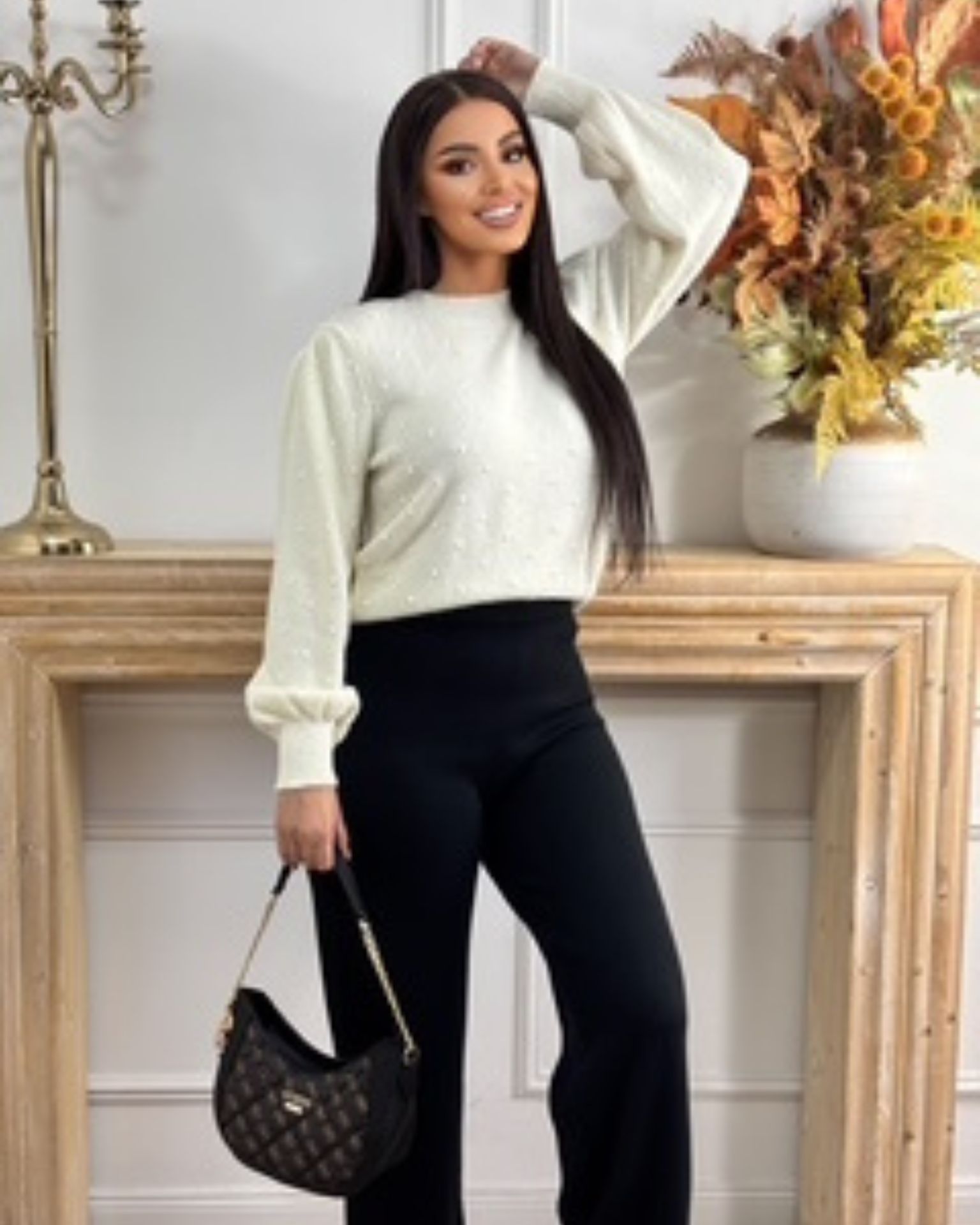 Beli džemper sa diskretnim svetlucavim detaljima