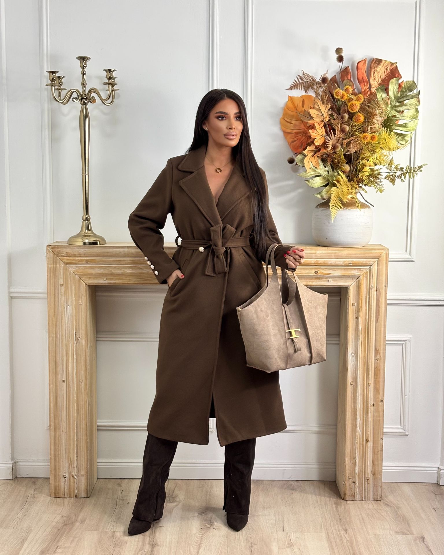 Braon kaput sa zlatnim dugmetima