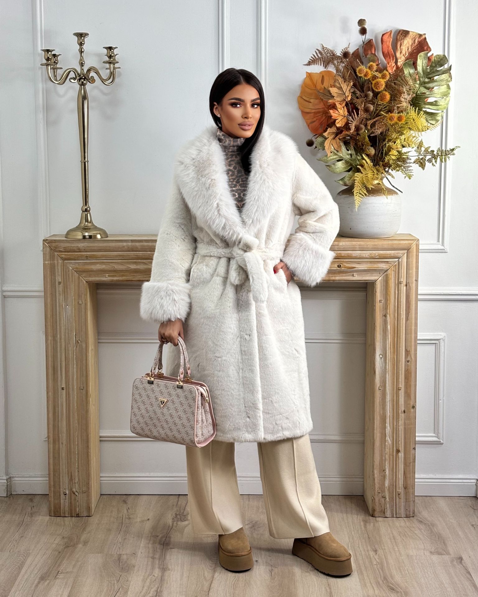 Bela bunda od eko krzna Bela bunda od eko krzna