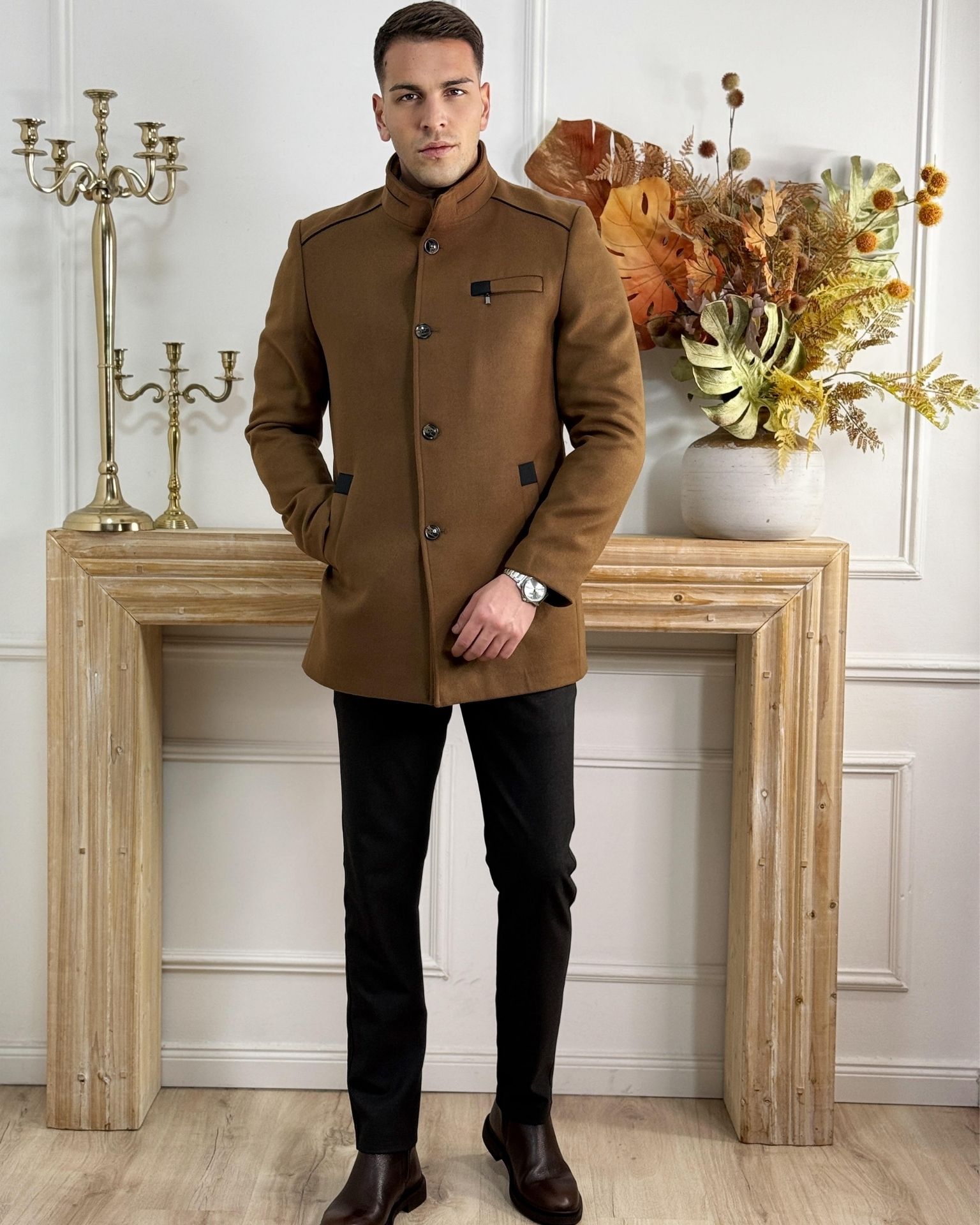 Muški braon kaput sa crnim detaljima