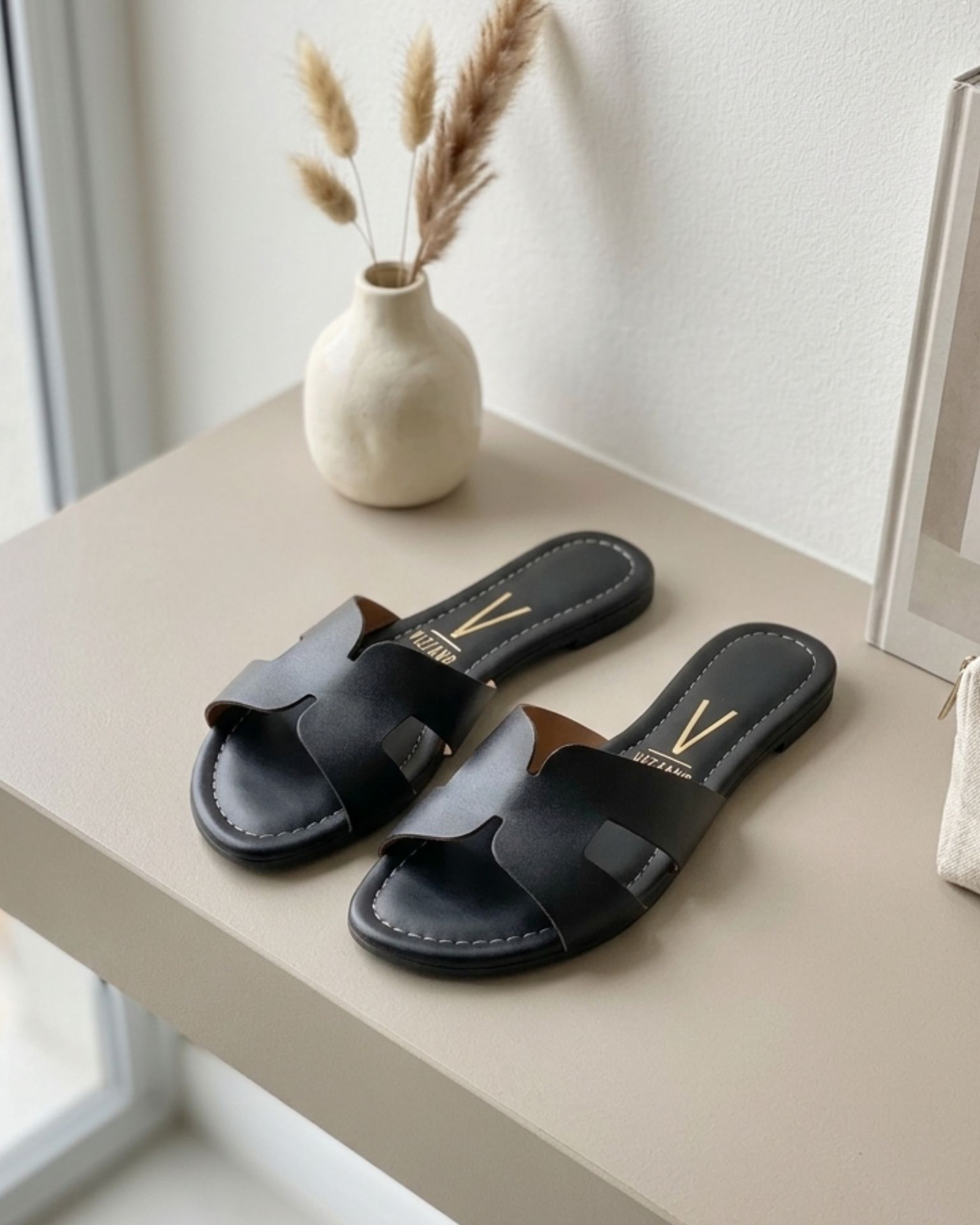 Ravne papuče / Black Flat