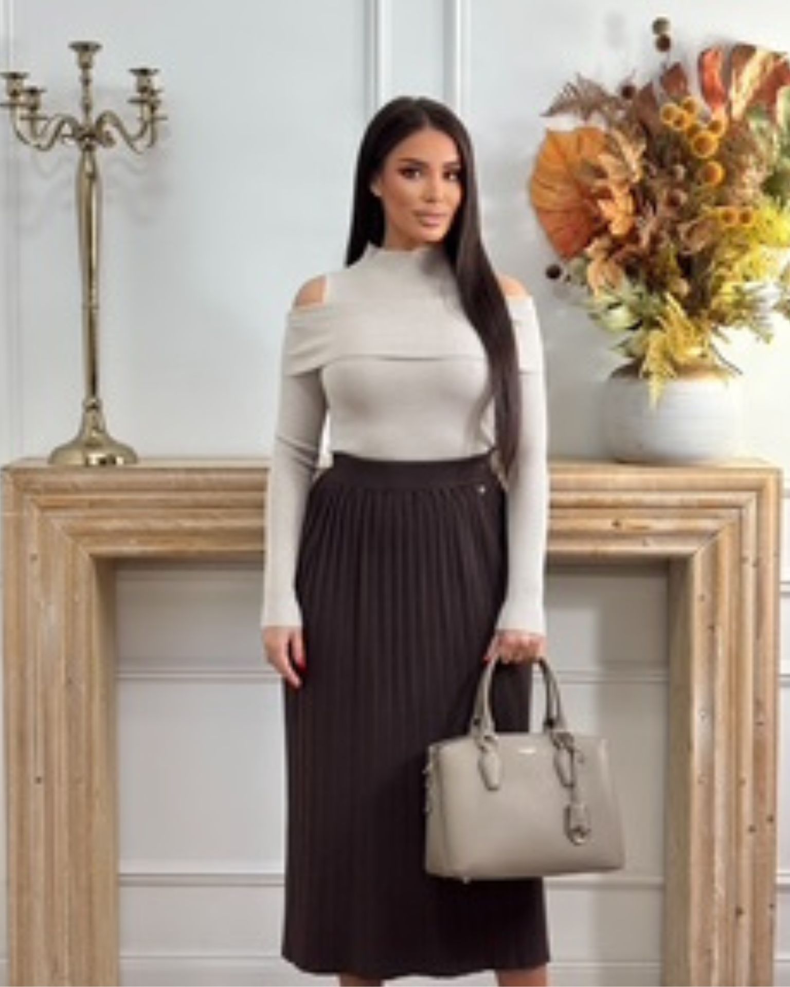 Bež bluza sa spuštenim ramenima