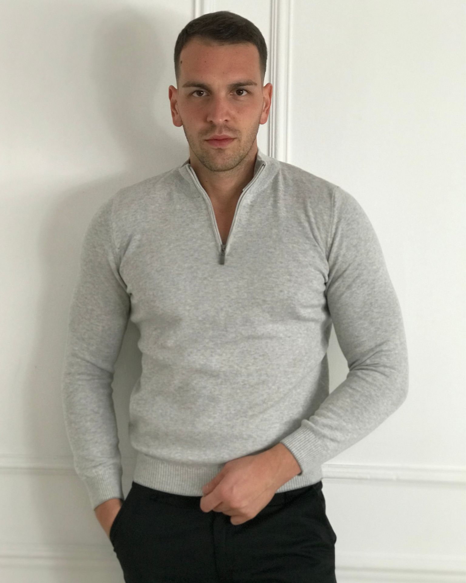 Muški sivi džemper sa rajsferšlusom i ranflama