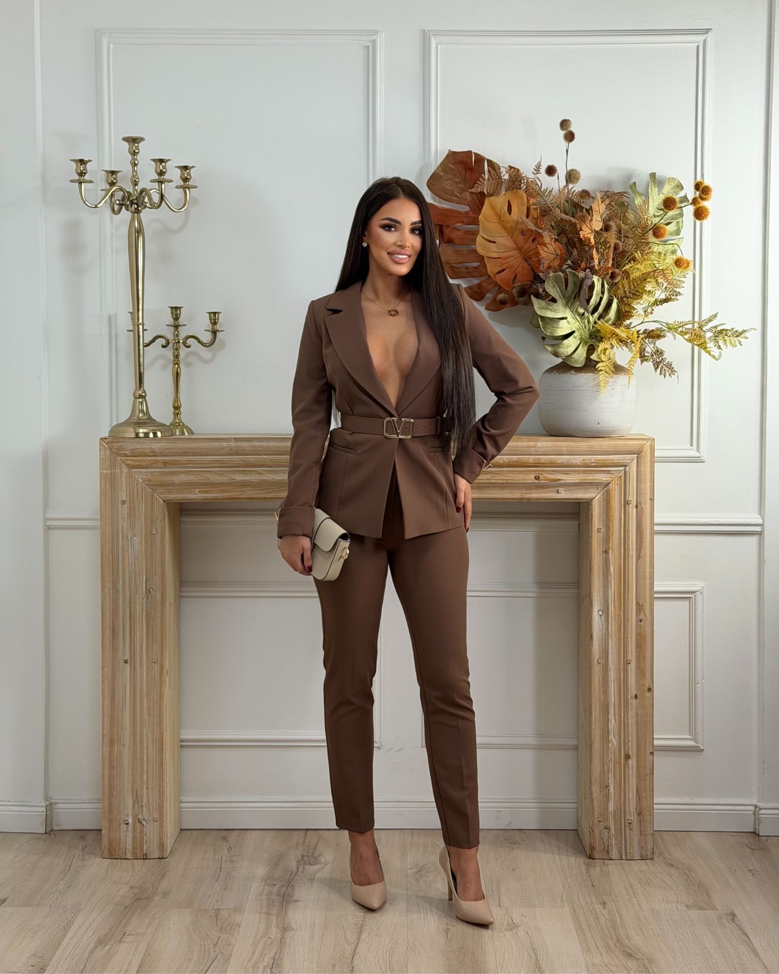 Braon komplet sa pojasom i pantalonama cigaret kroja