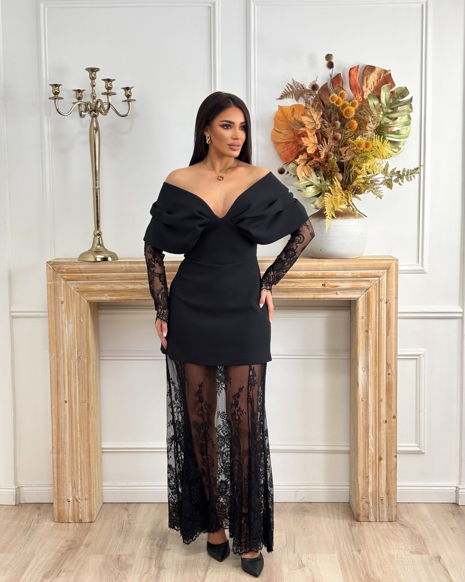 Crna haljina sa čipkom i čipkanim rukavima