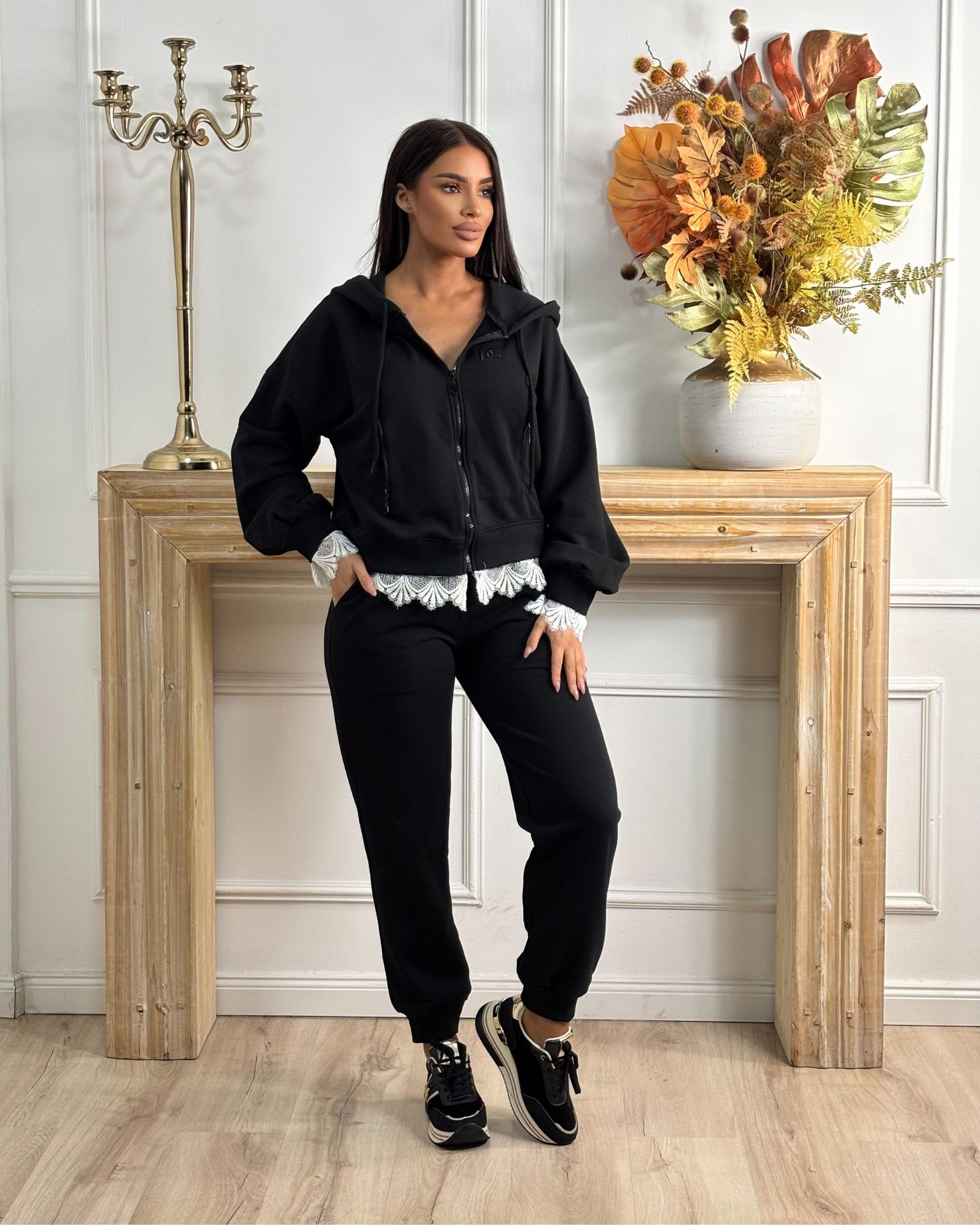 Crna trenerka sa belom čipkom