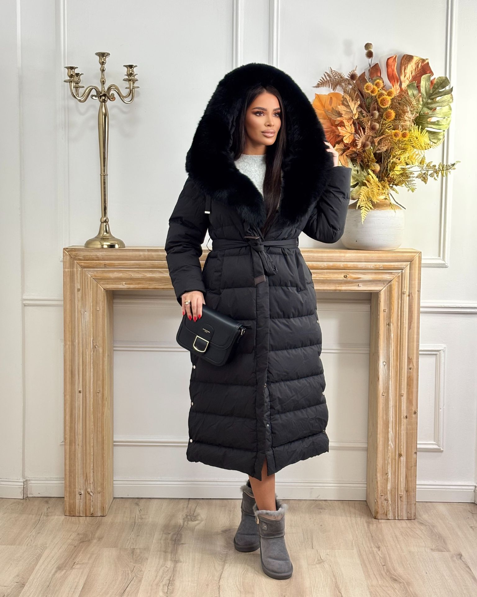 Duga crna perjana jakna sa veštačkim krznom i drikerima sa strane