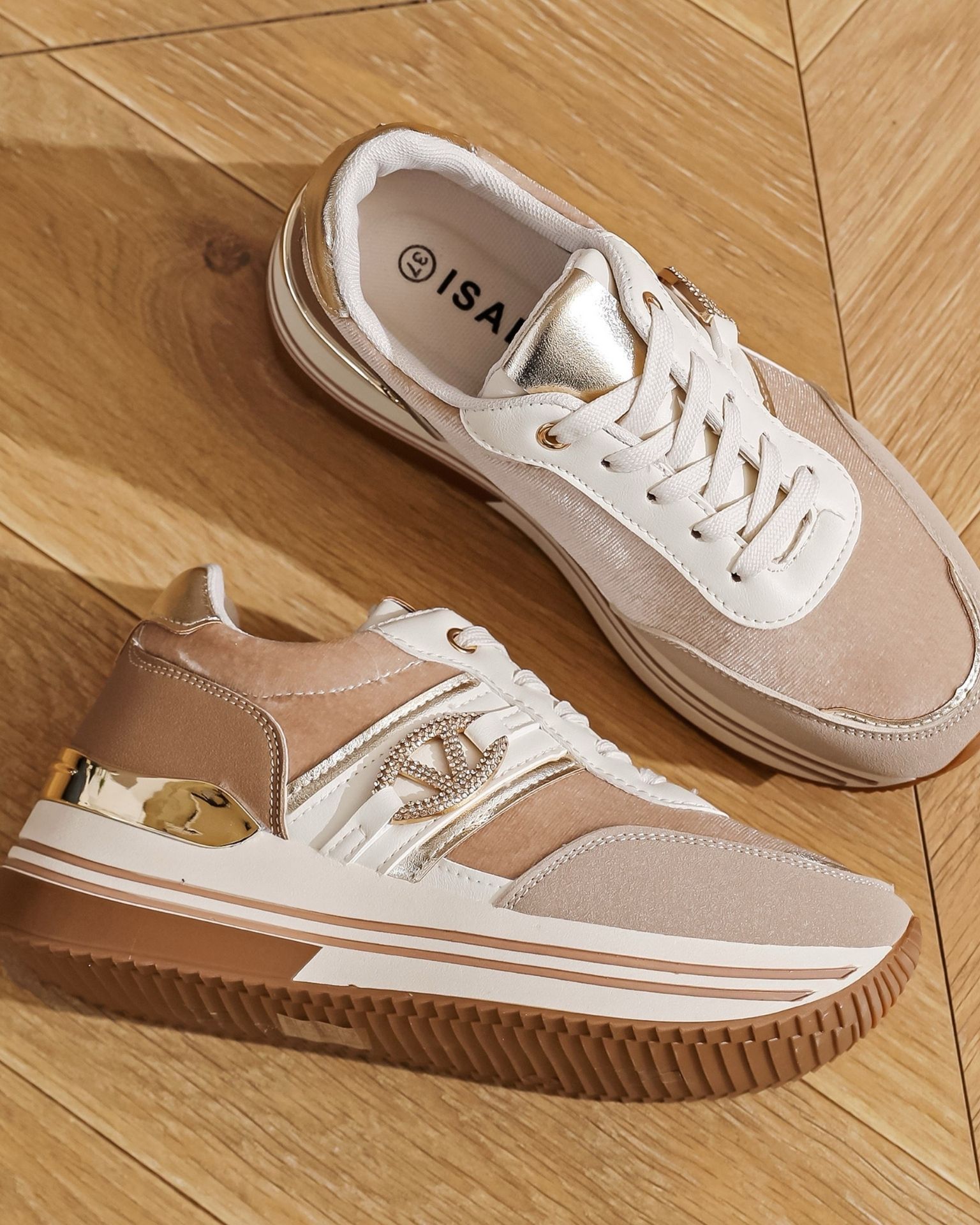 Bež patike sa zlatnim detaljima