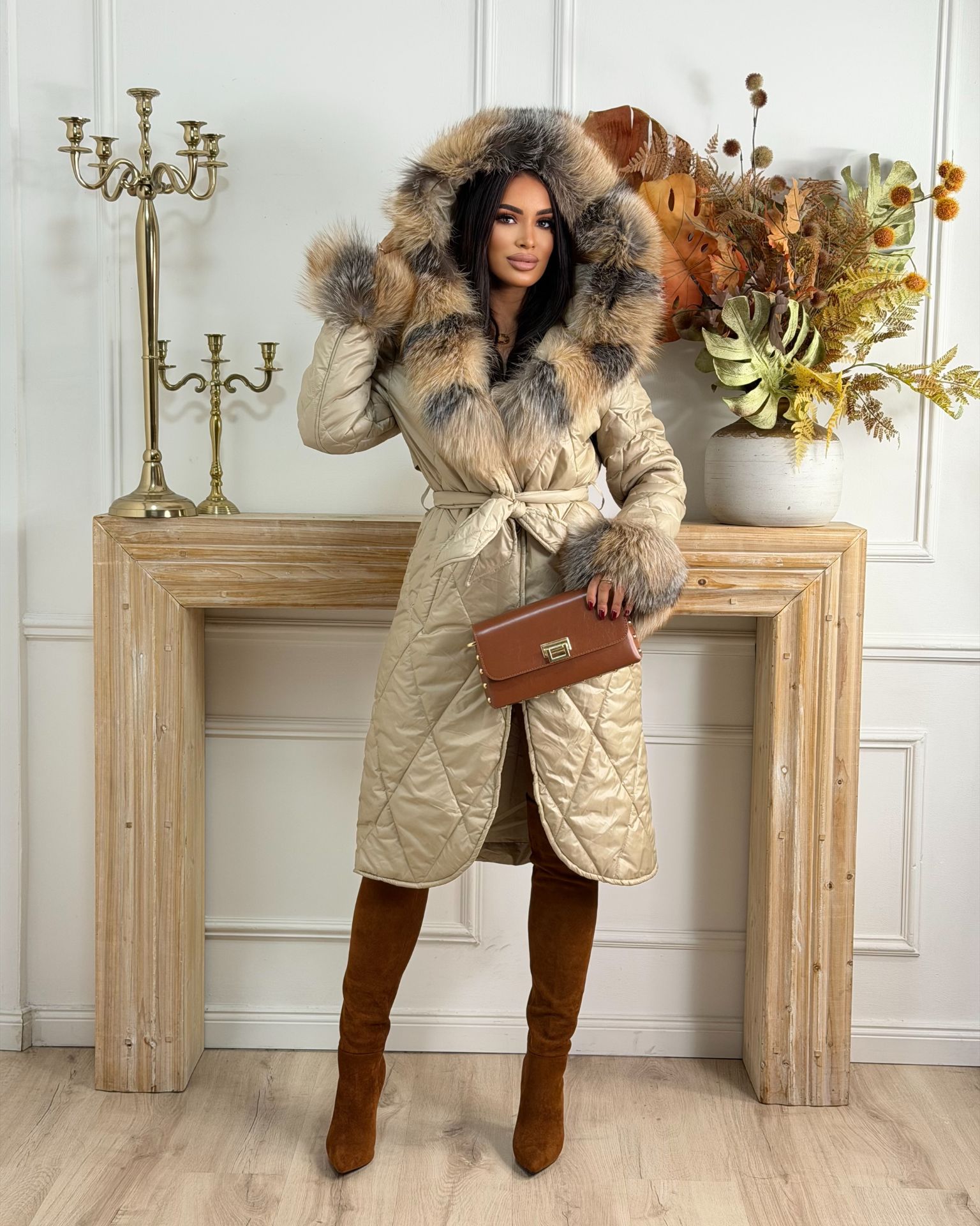 Duga bež perjana  jakna sa prirodnim krznom