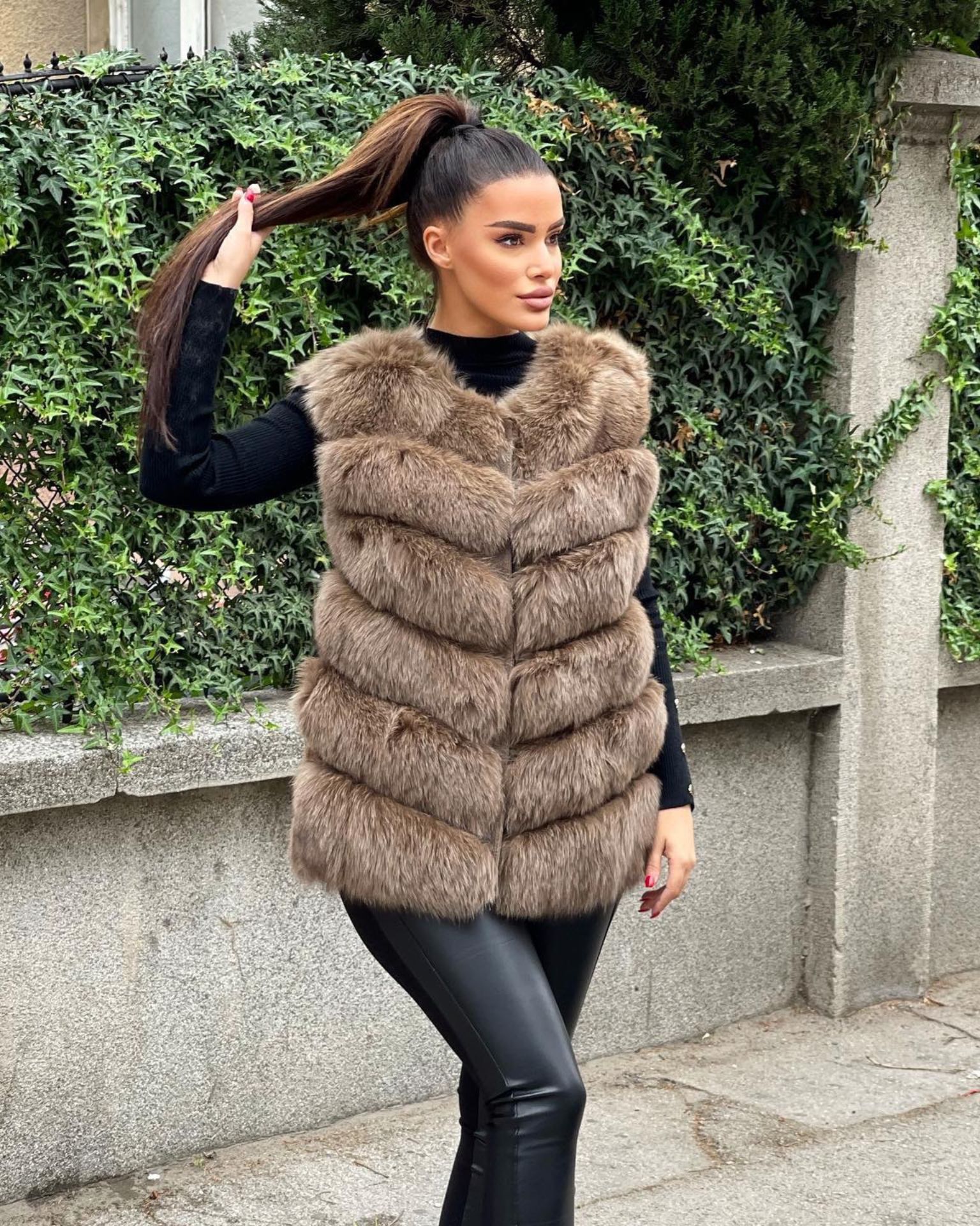 Braon prsluk od prirodnog krzna polarne lisice