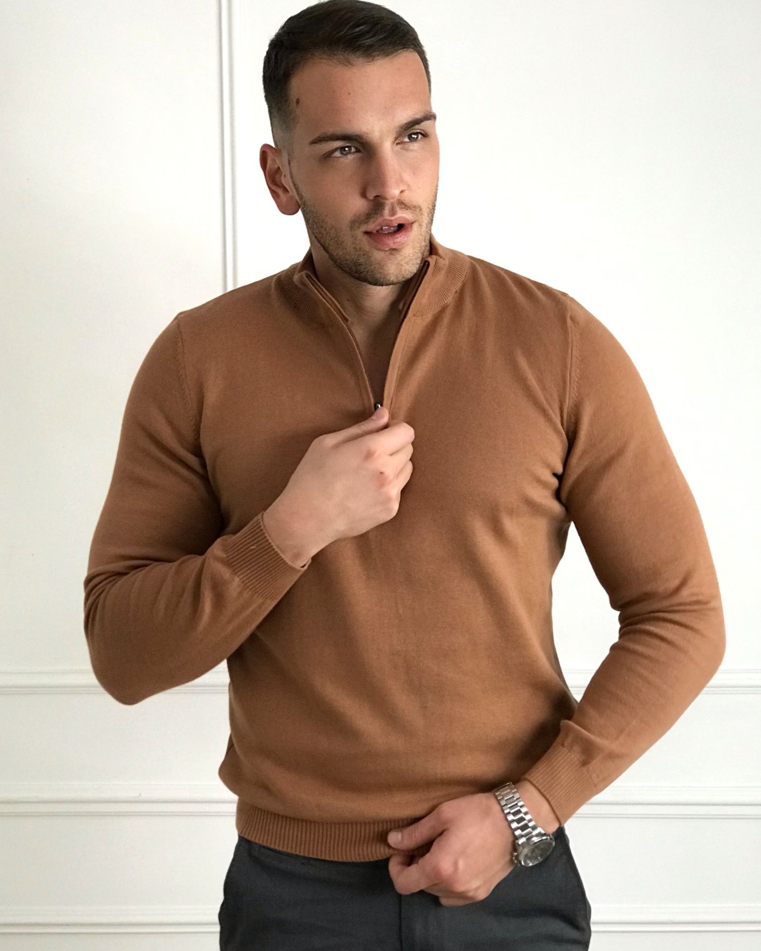 Muški kamel džemper sa rajsferšlusom do pola i ranflama