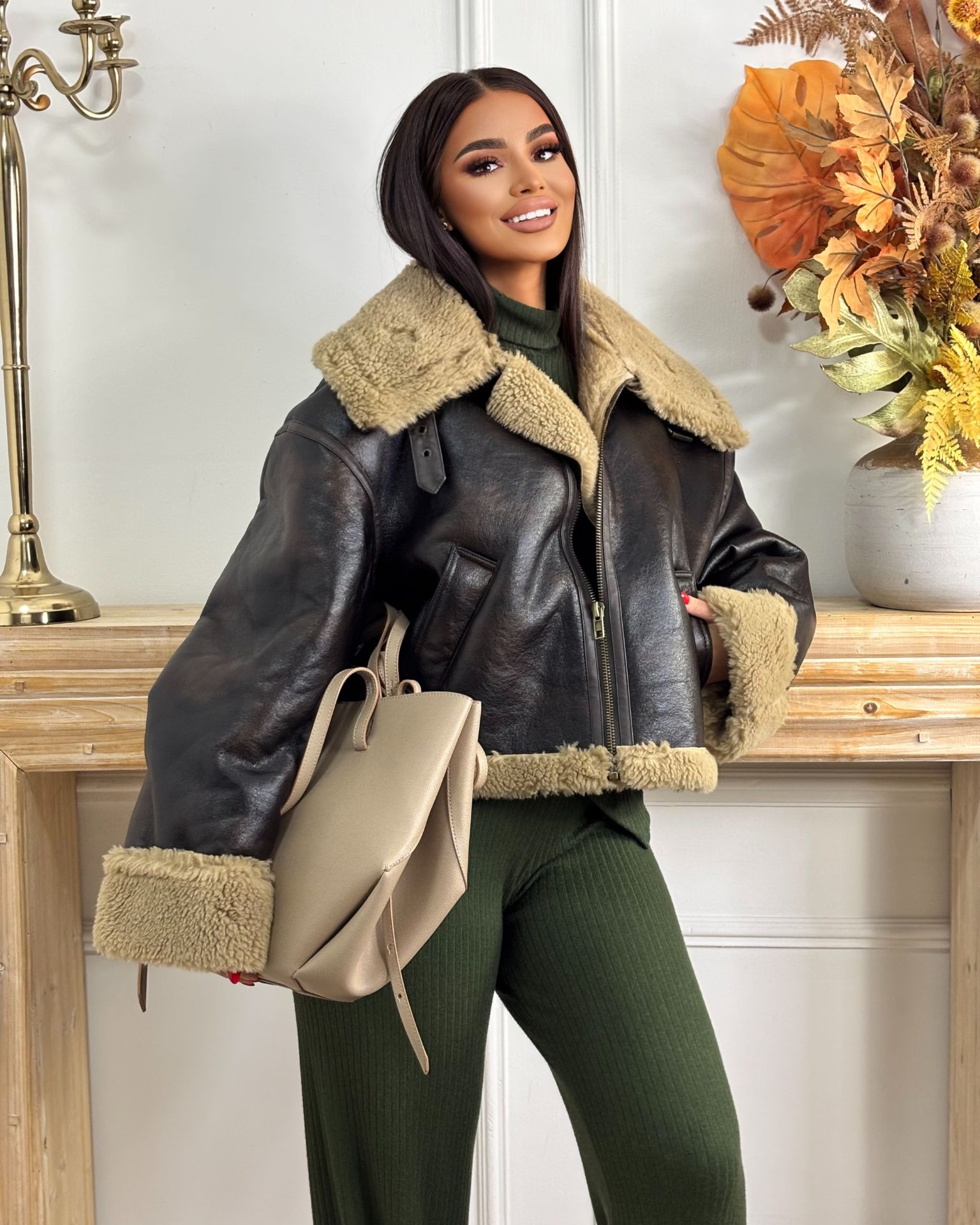 Kratki tamno braon monton Kratki tamno braon monton