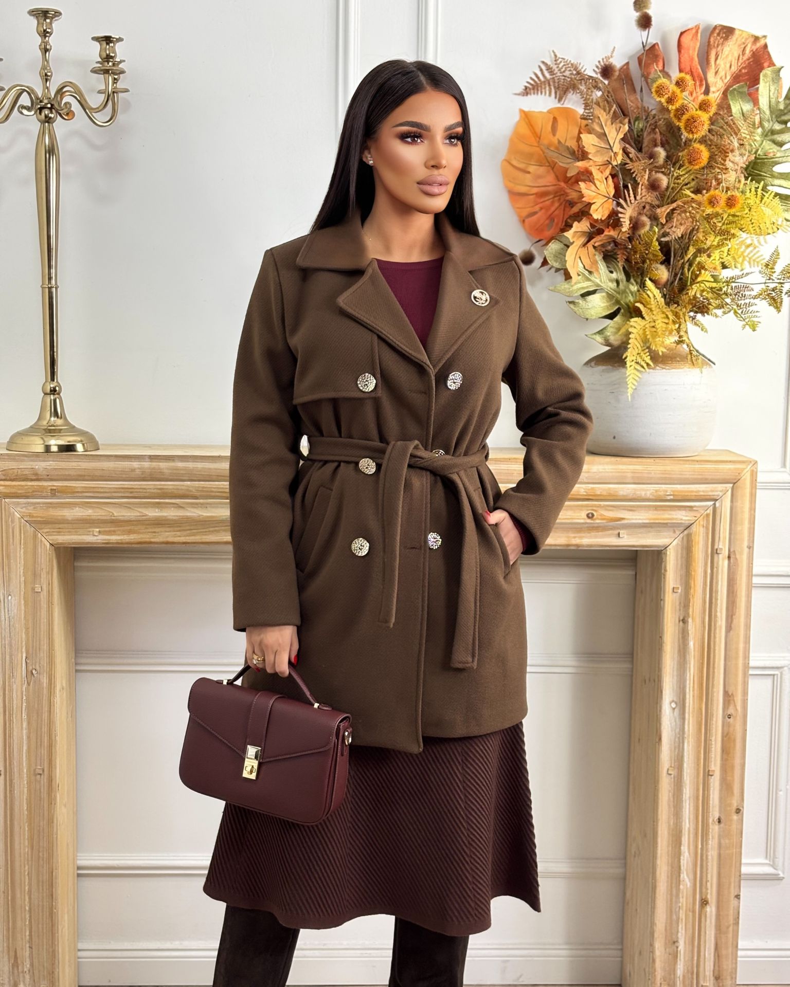 Braon kaput sa zlatnim detaljima