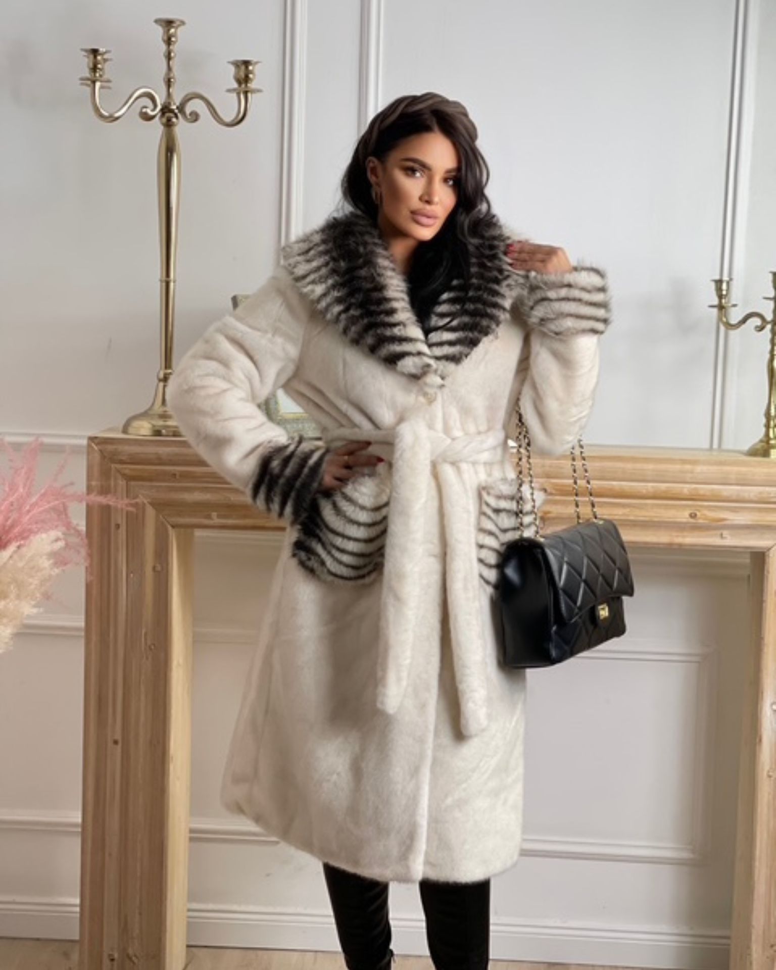 Bela eko bunda sa raskošnom sivom kragnom