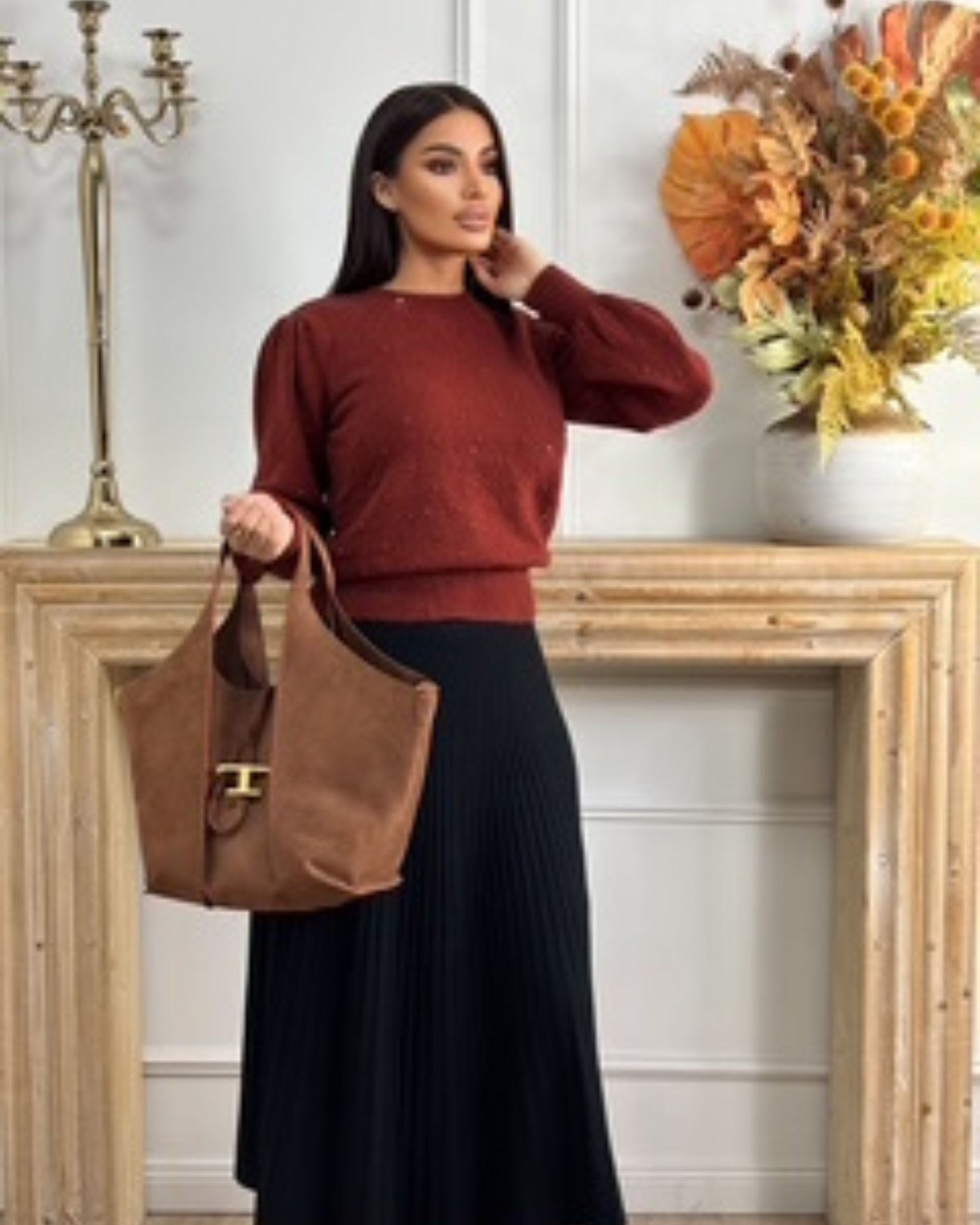 Džemper u cigla boji sa svetlucavim detaljima