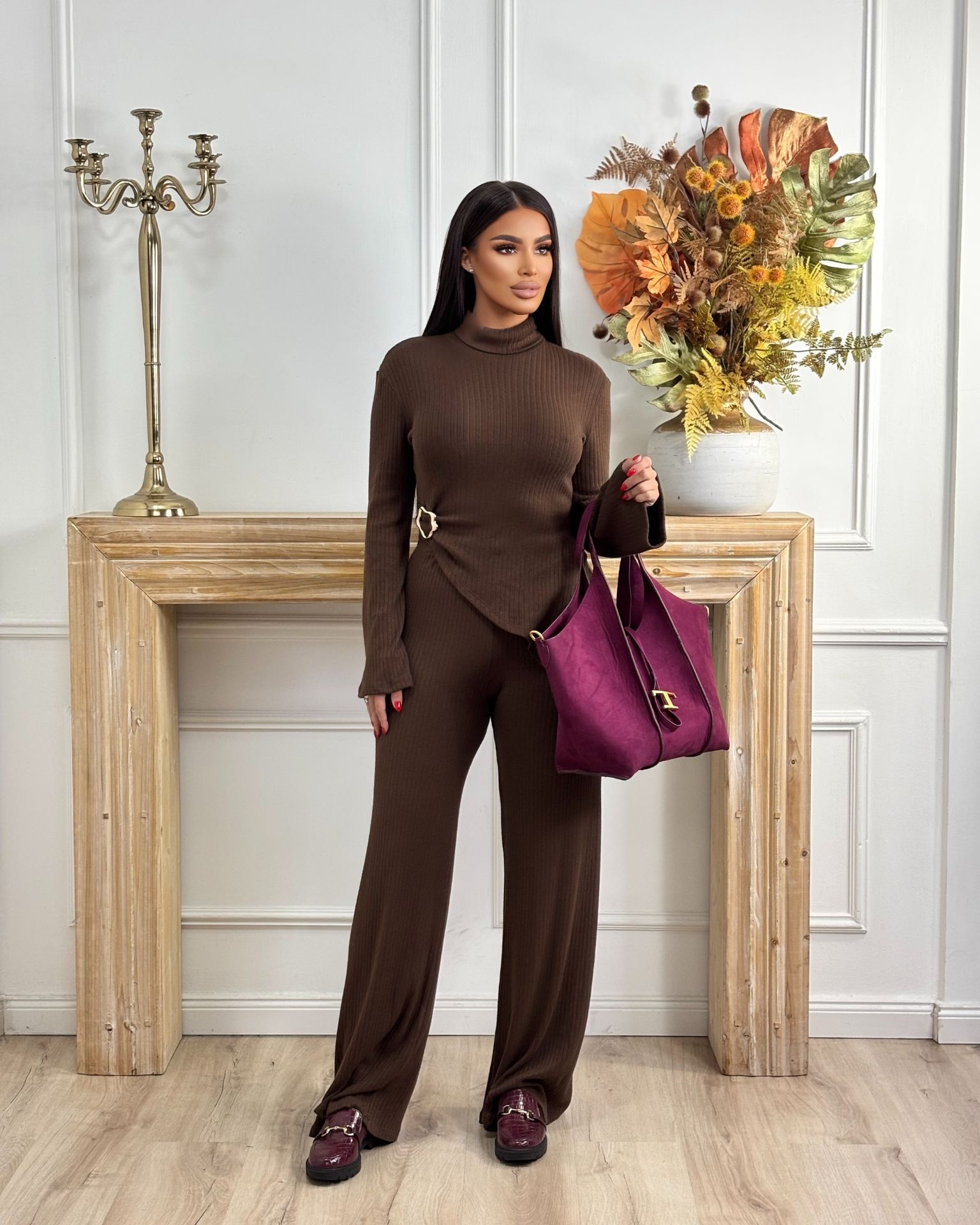 Braon komplet sa zlatnom kopčom