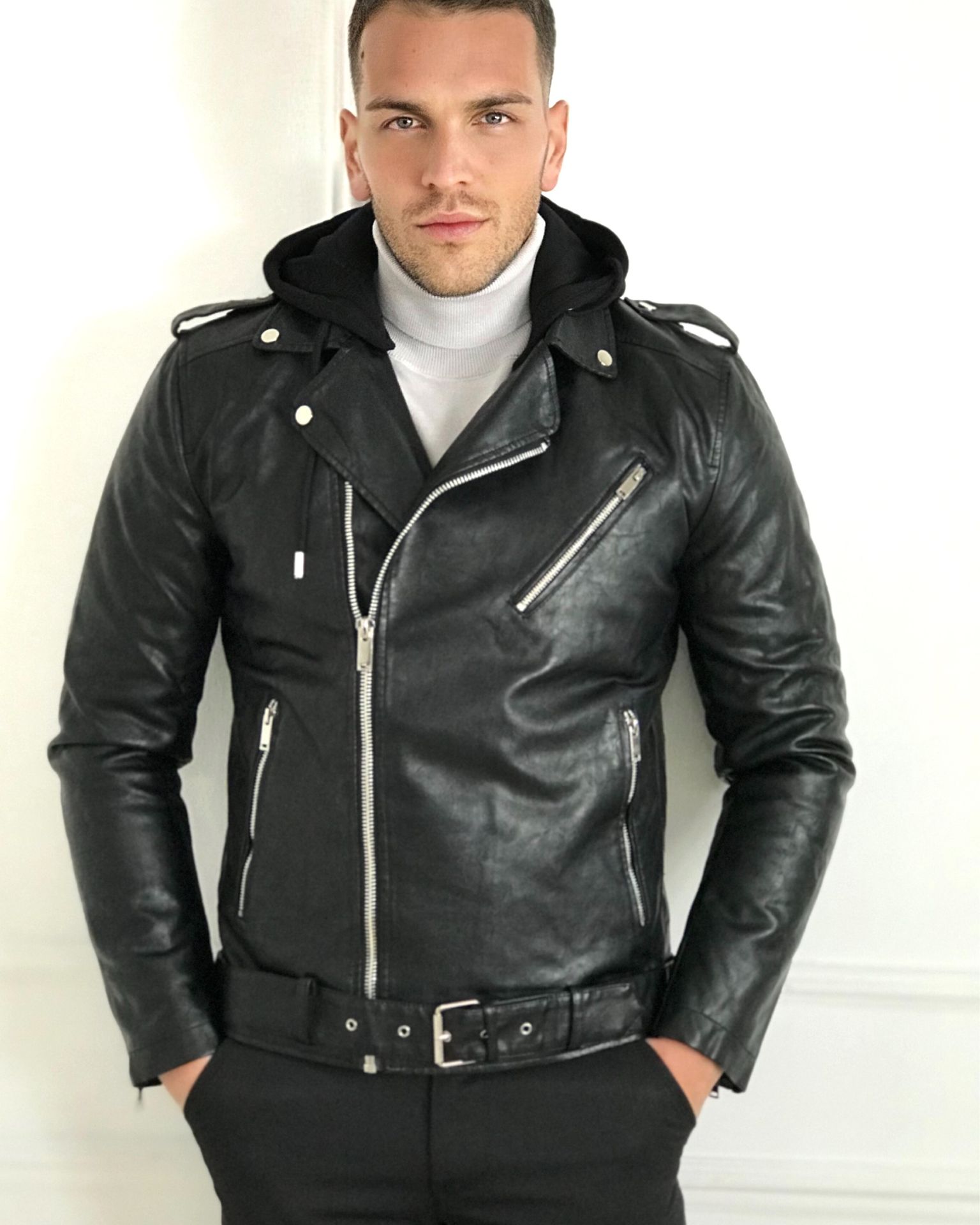 Muška crna jakna od eko kože sa skidajućom kapuljačom
