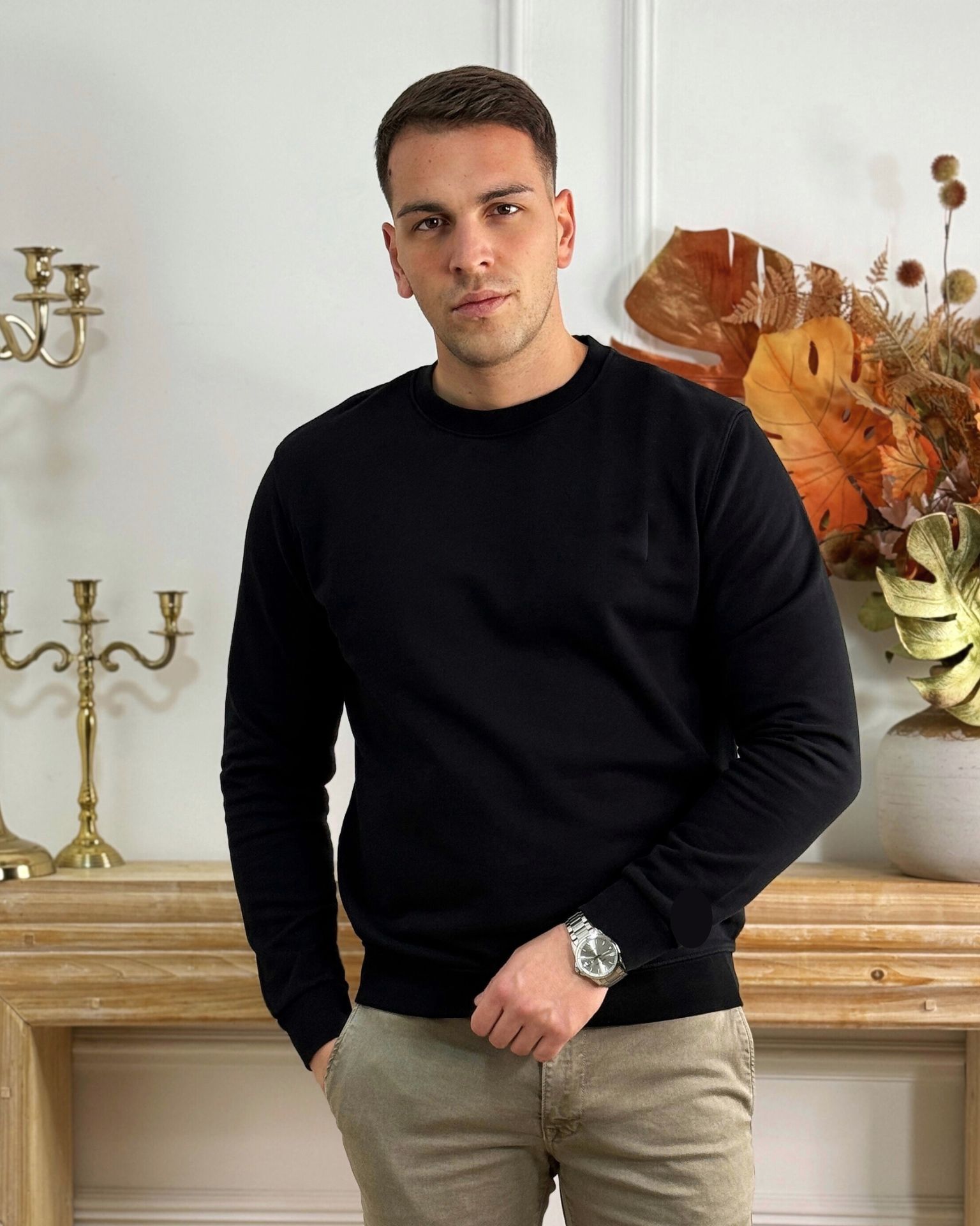 Crni duks sa okruglim izrezom