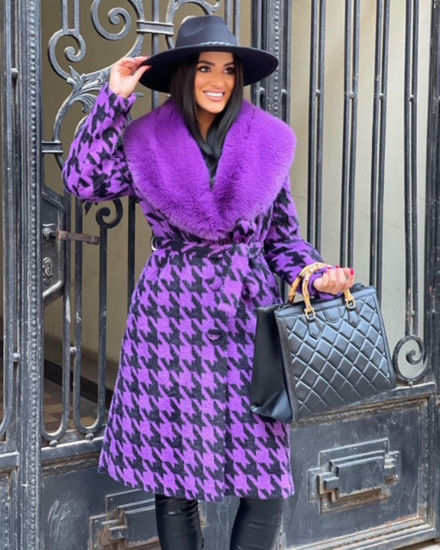 Ljubičasti kaput sa raskošnim eko krznom