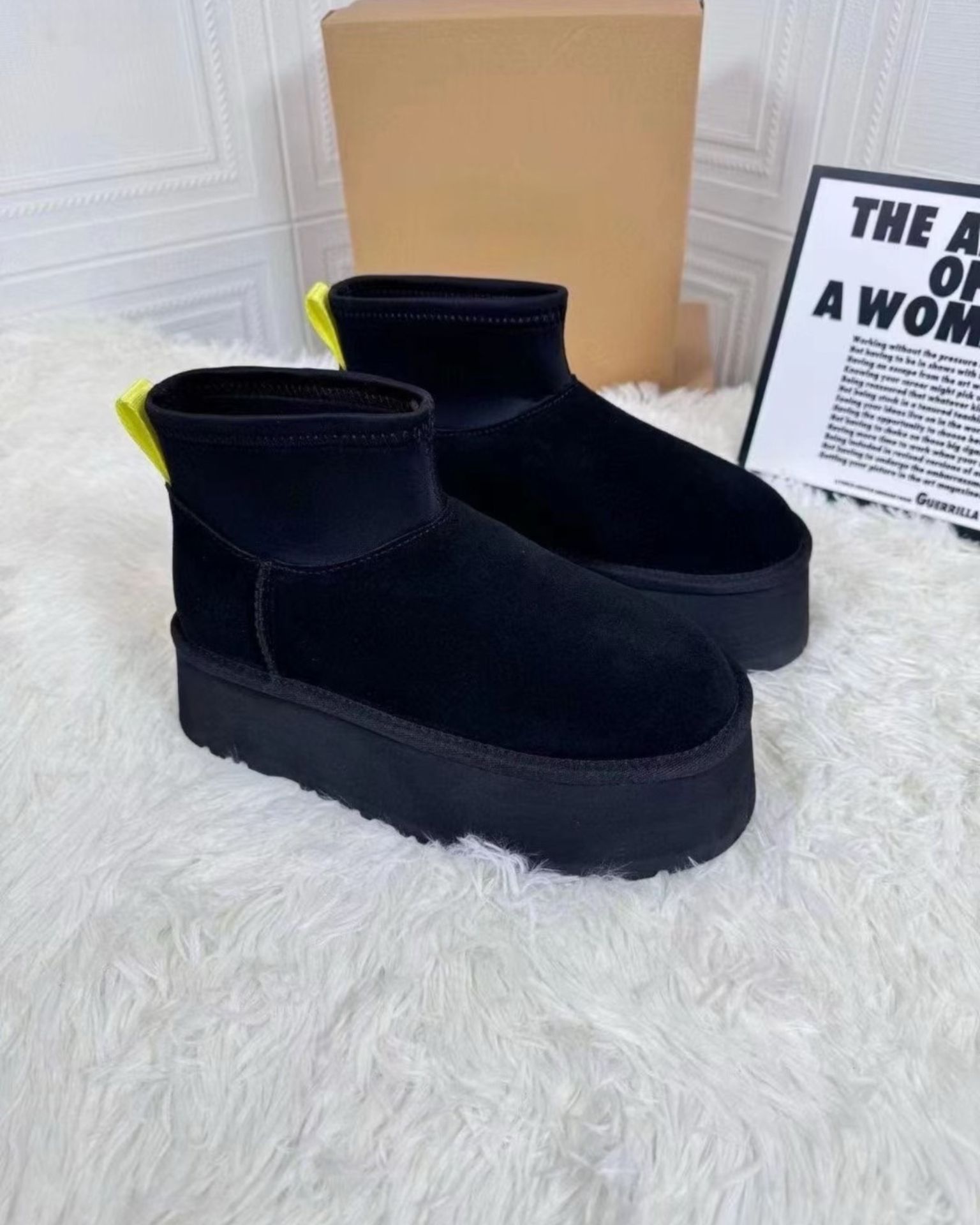 Crne kožne čizme sa prirodnim krznom i visokim đonom