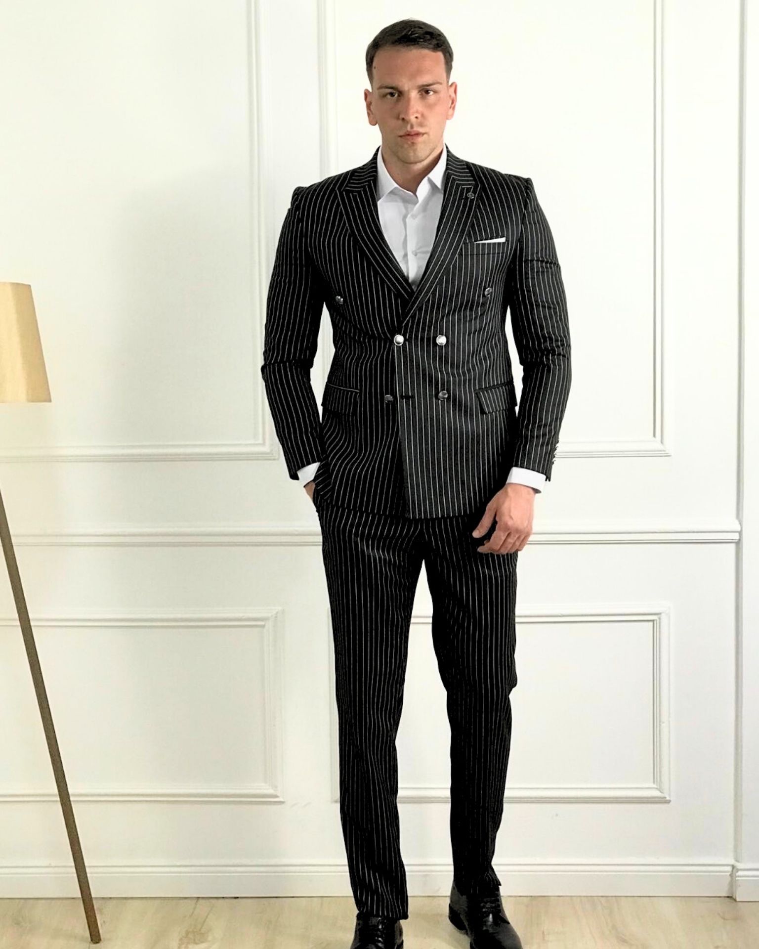 Odelo/crno sa prugama dvoredno kopčanje