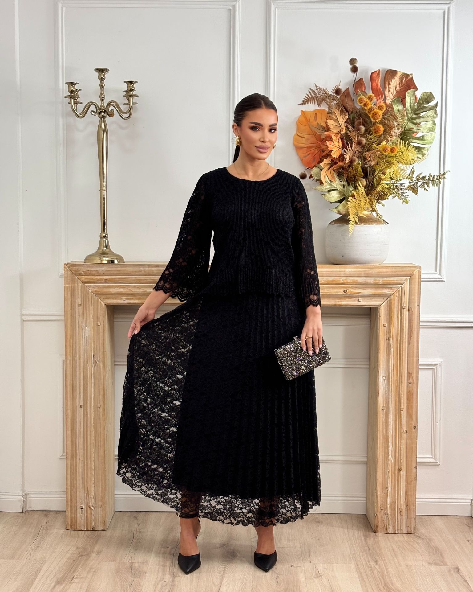 Crna haljina plisirana prekrivena čipkom