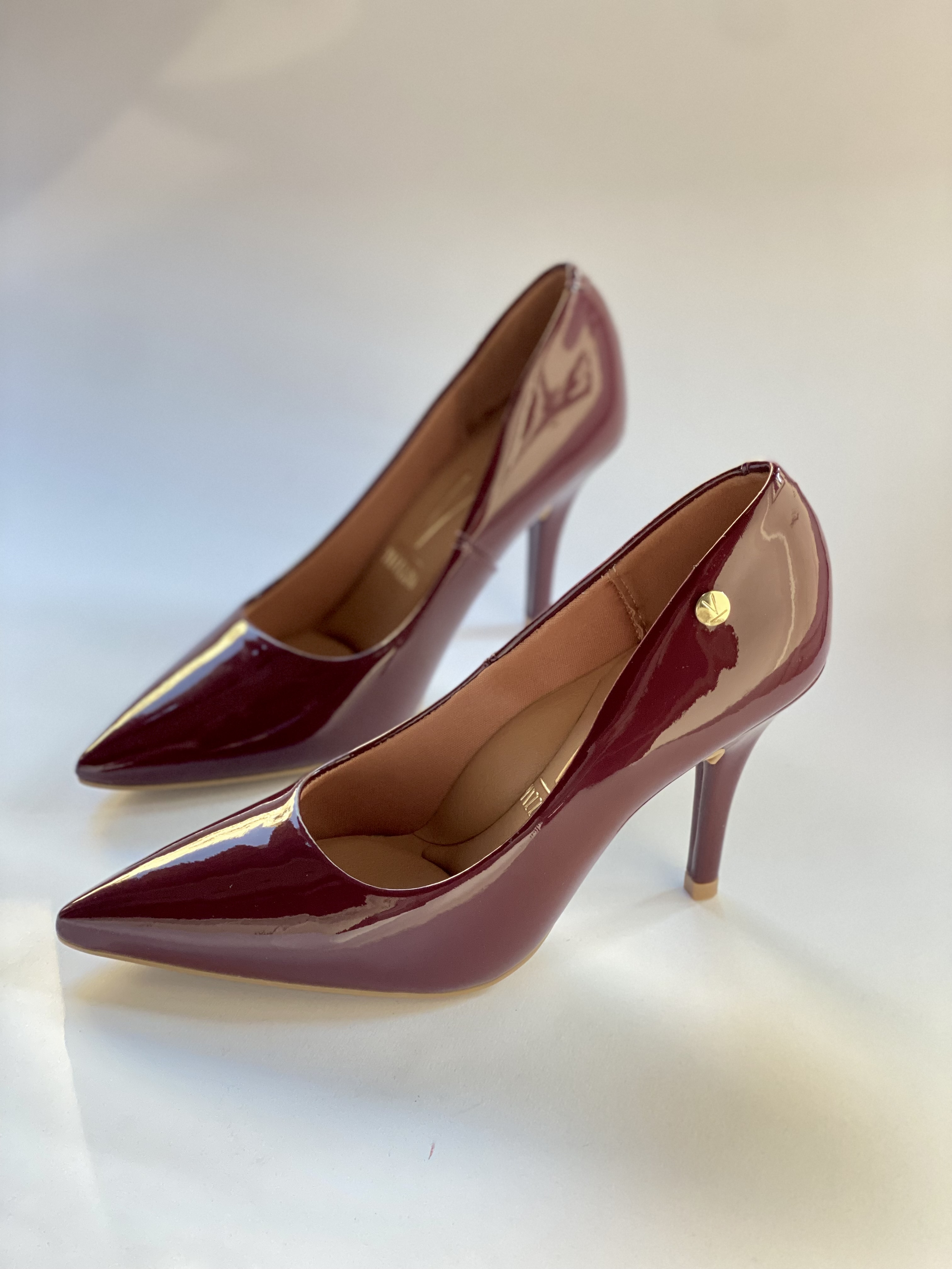 Bordo lakovane salonke