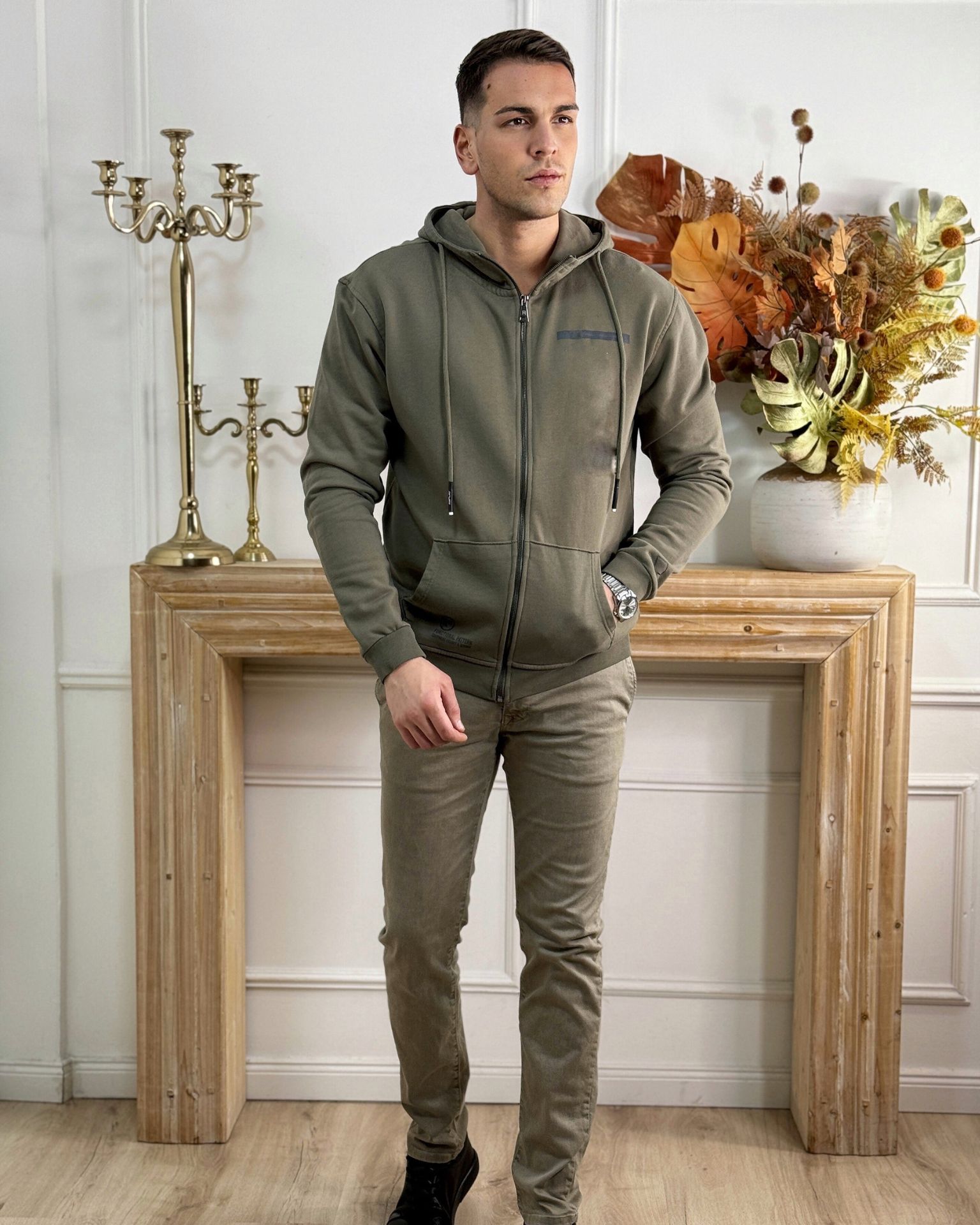 Maslinasti duks sa kapuljačom