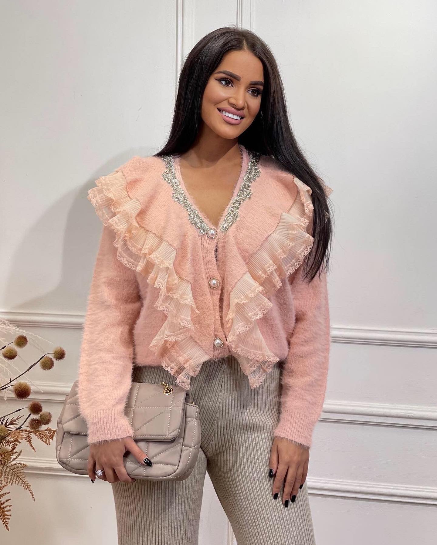Elegantni roze džemper sa čipkom i svetlucavim detaljima