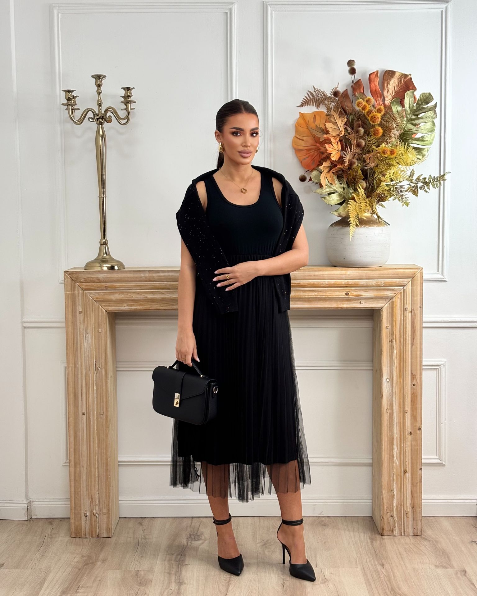 Crni set sa svetlucavom bluzom