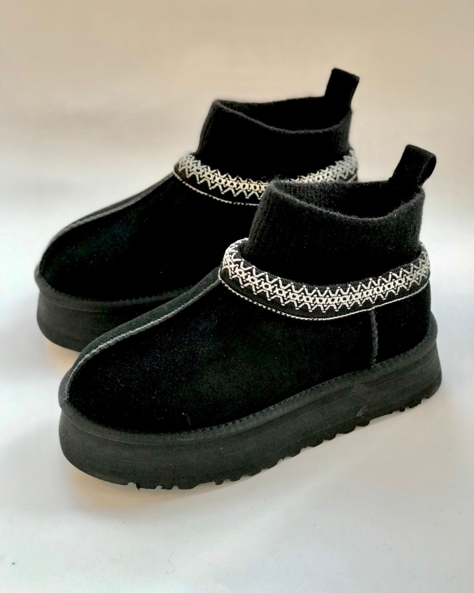 Crne kožne čizme sa krznom