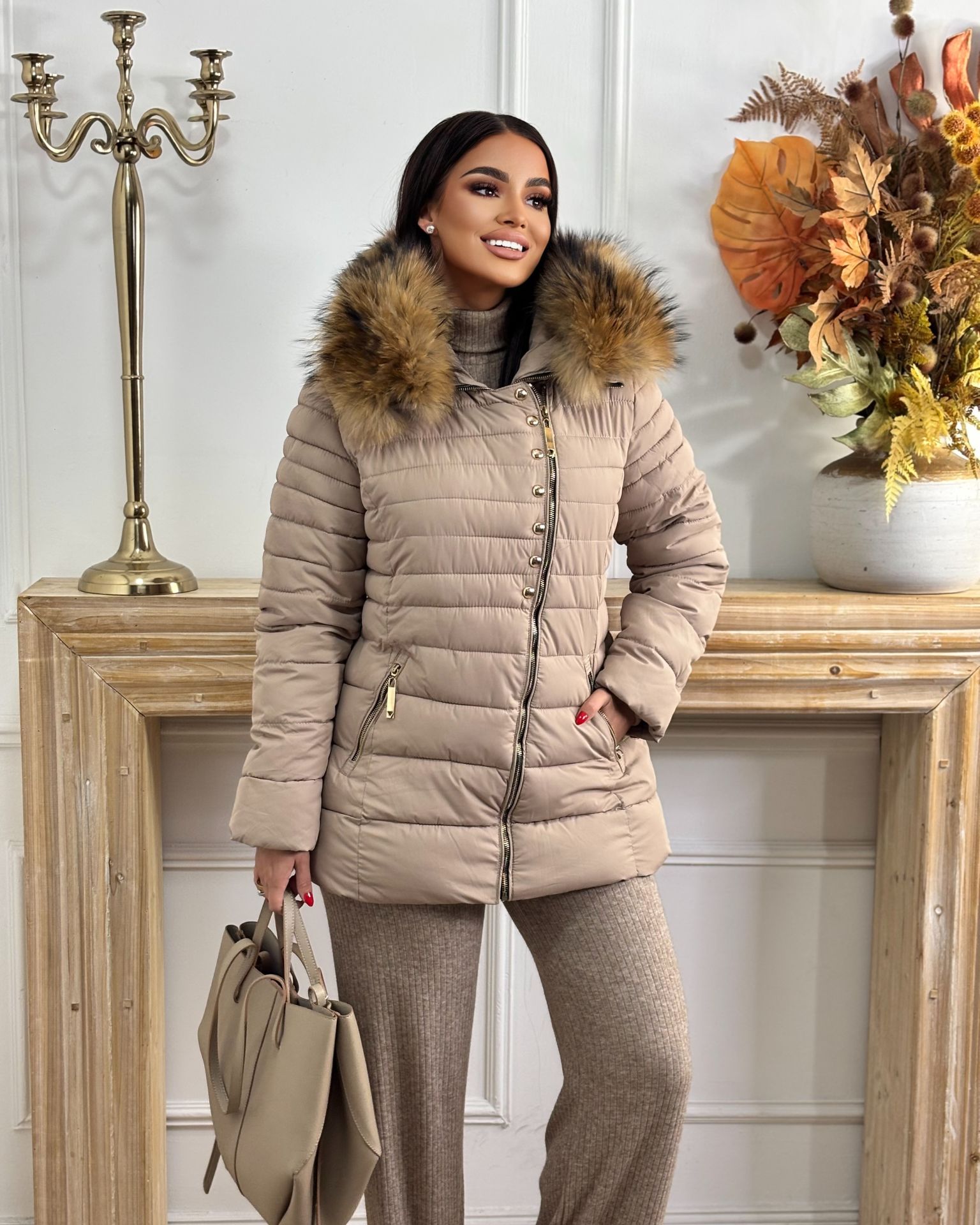 Bež jakna sa prirodnim krznom polarne lisice