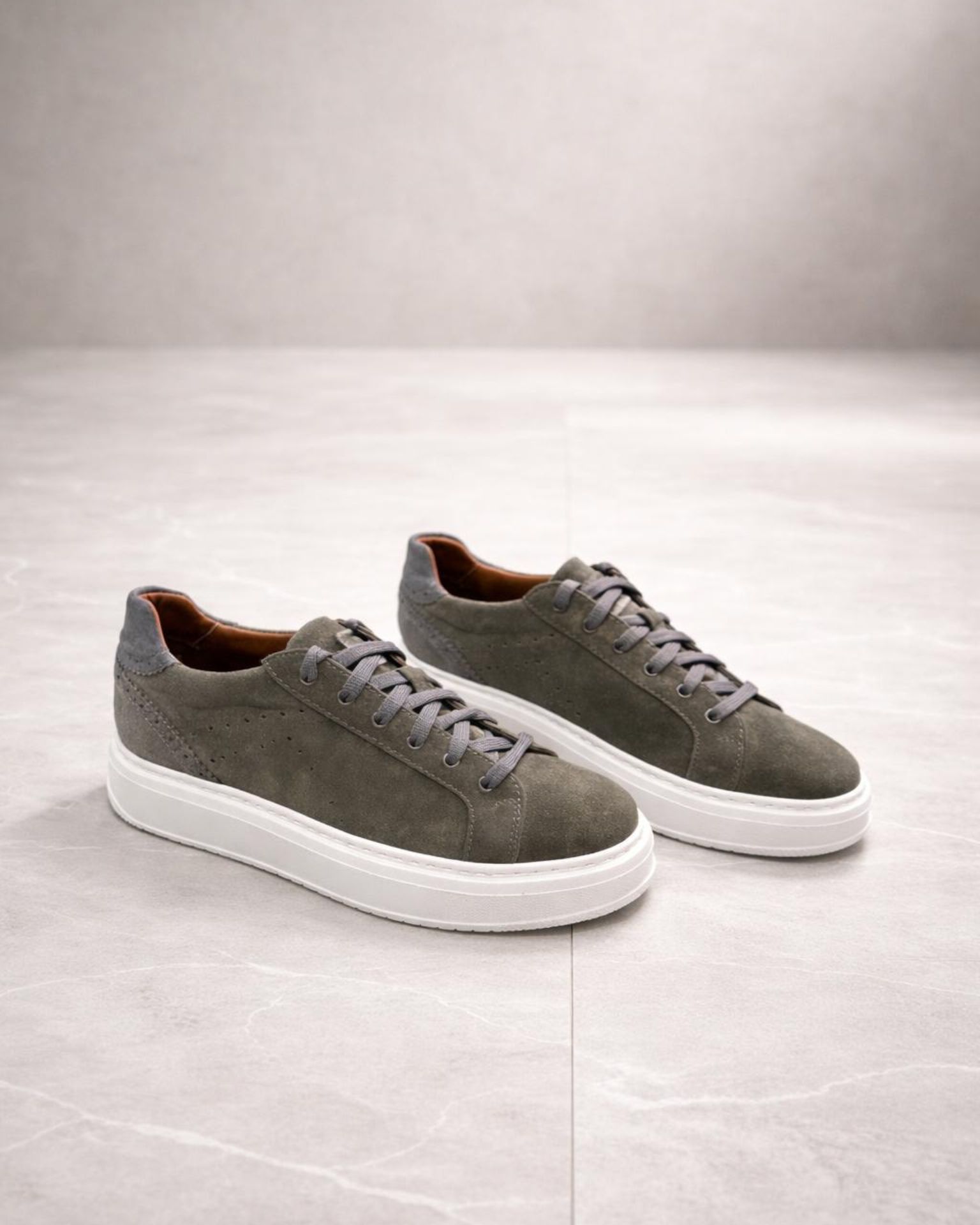 Muške kožne patike / maslinasto sive sa belim đonom