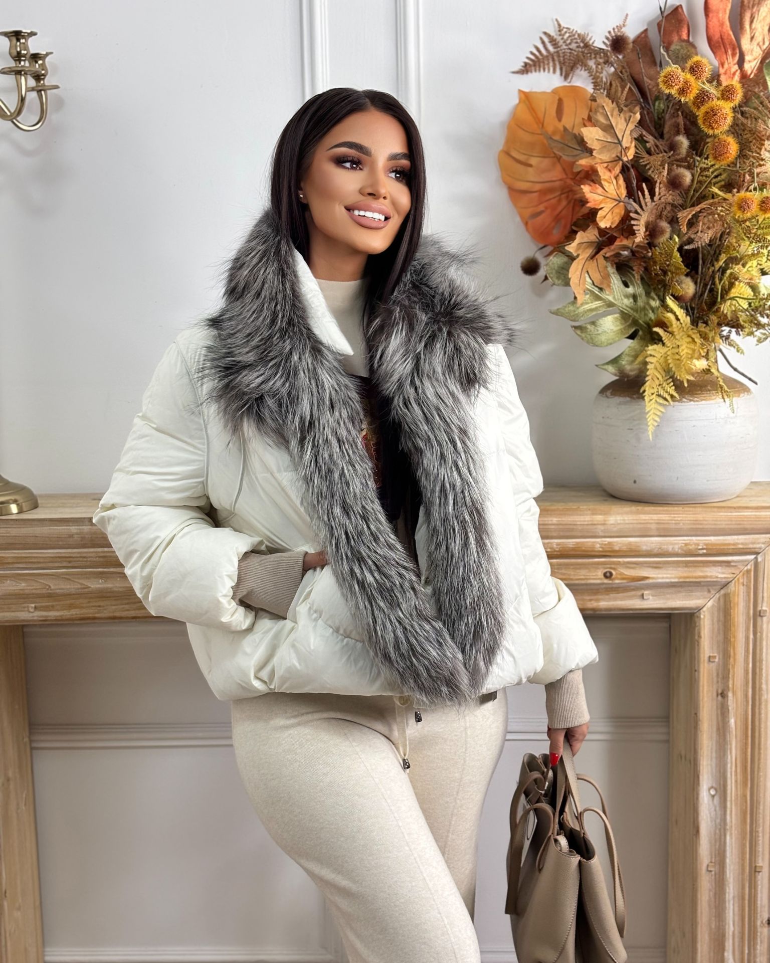 Bela perjana jakna sa prirodnim krznom polarne lisice
