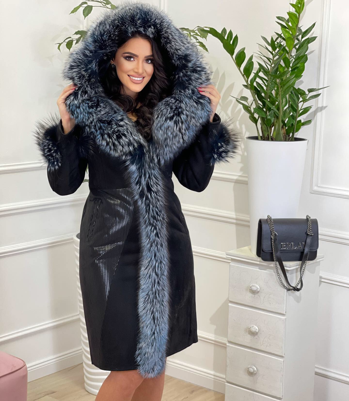 Crni monton sa plavim prirodnim krznom polarne lisice