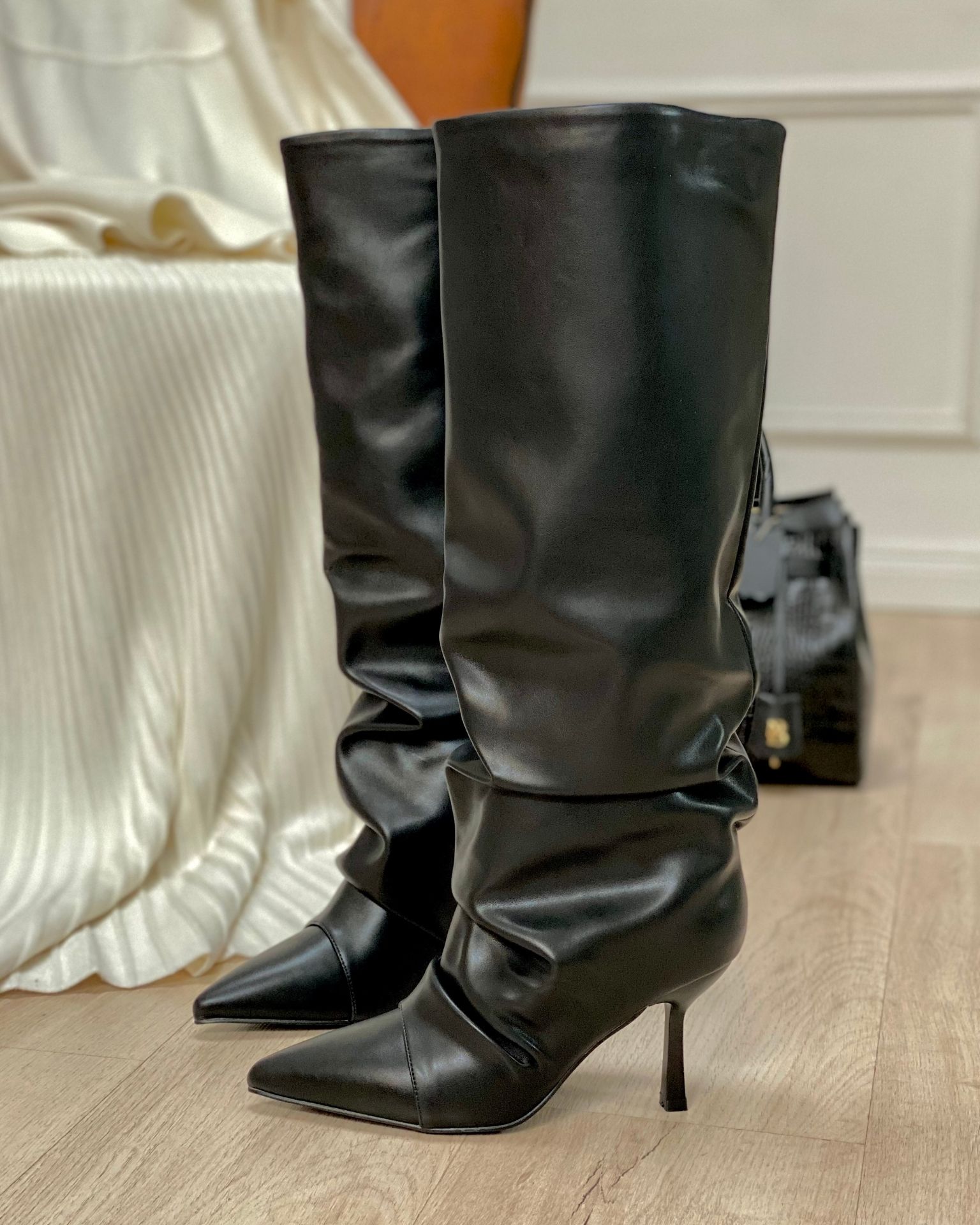 Crna čizma od eko kože