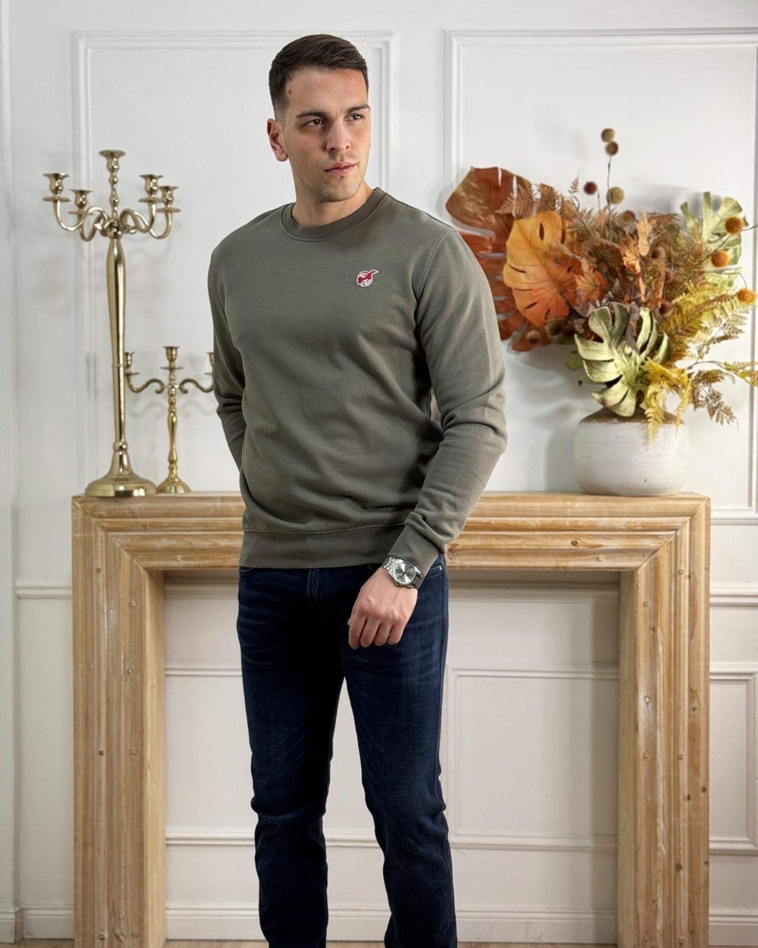 Muški maslinasti duks sa okruglim izrezom