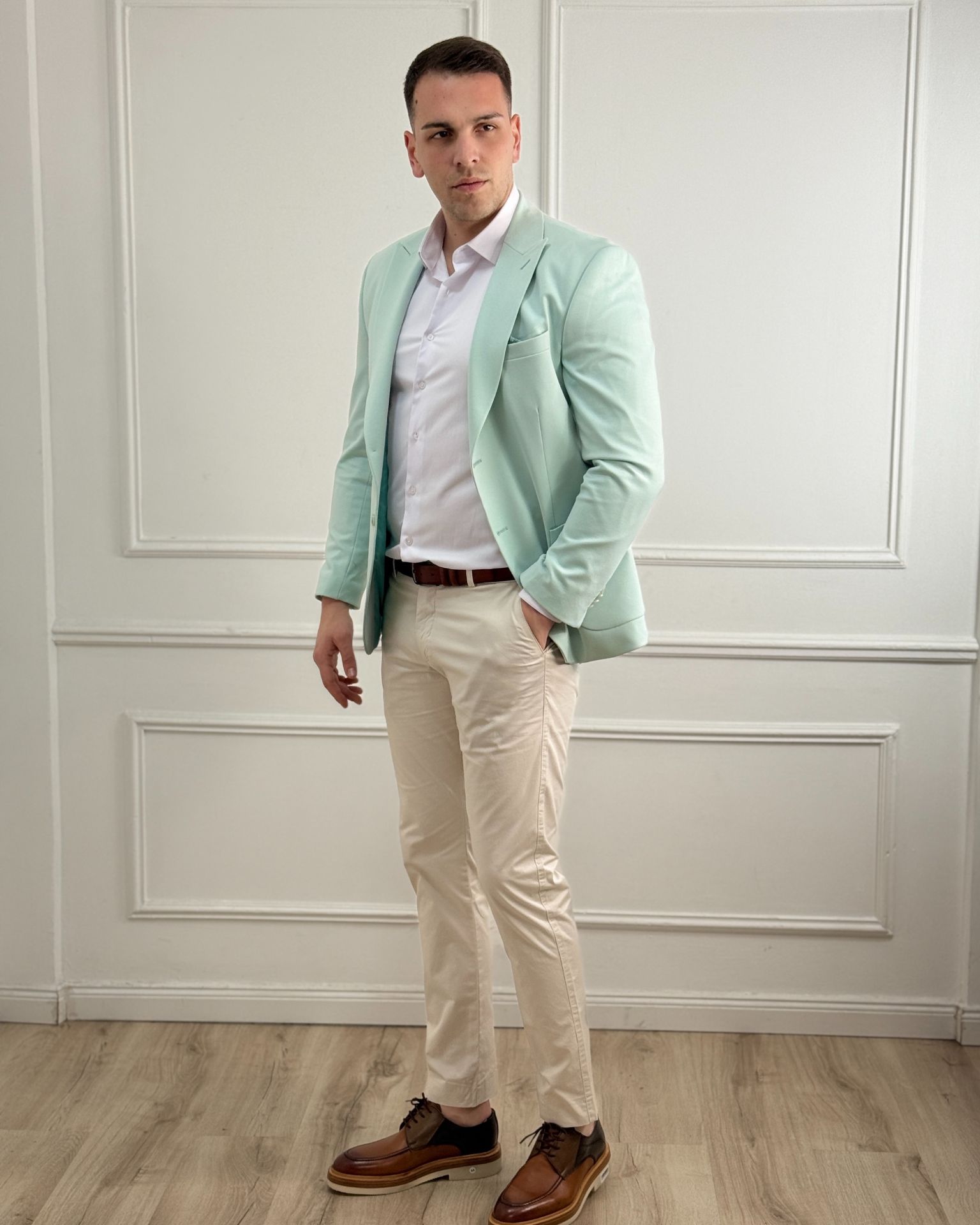 Bež pantalone ravnog kroja