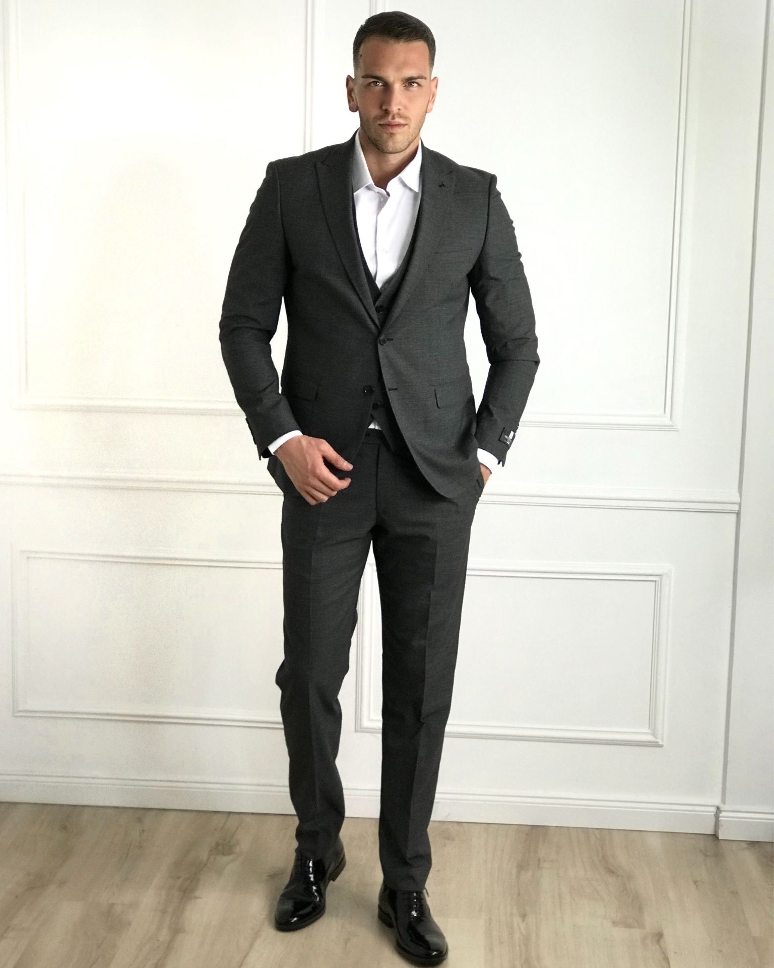Elegantno muško odelo u tamnosivoj boji