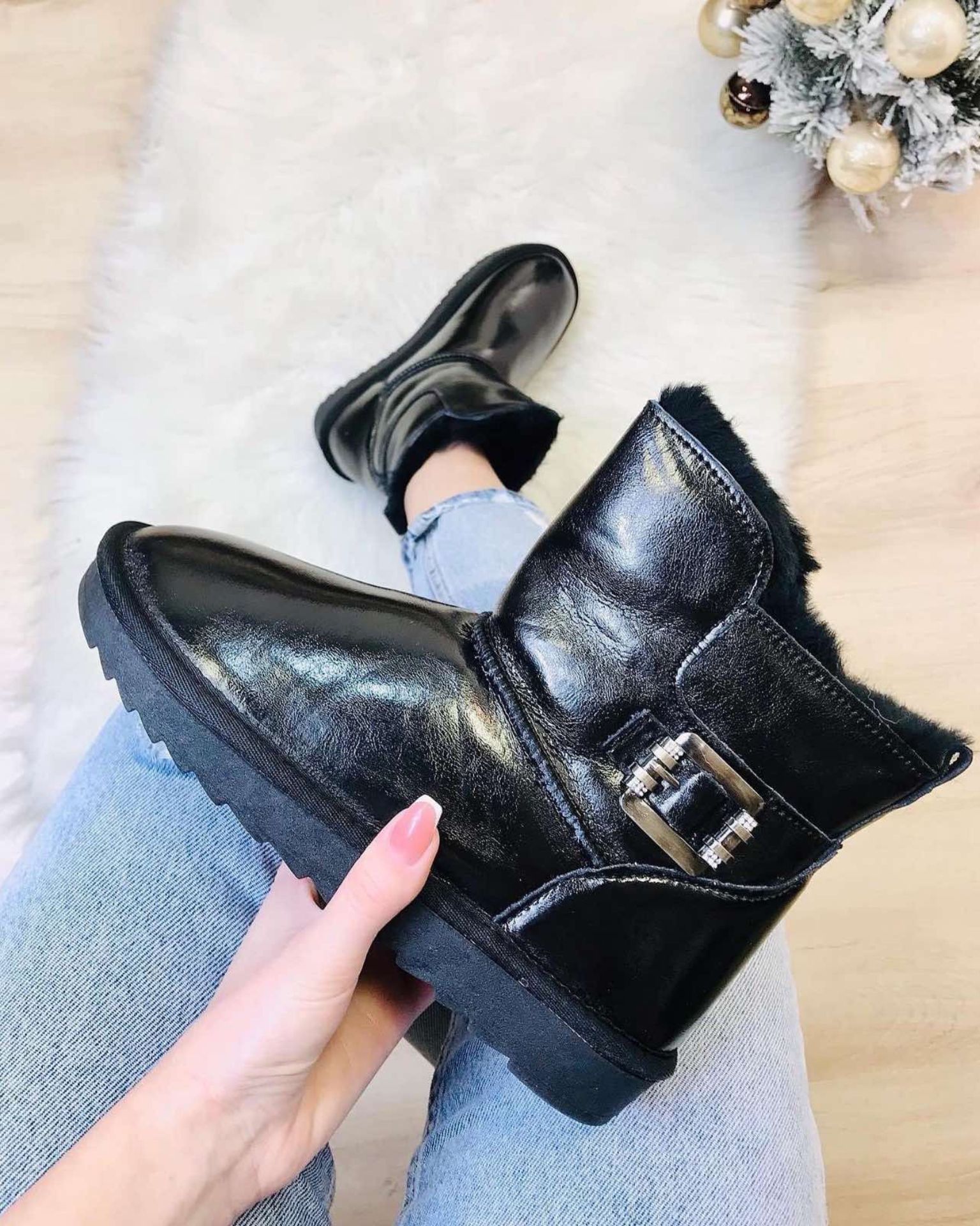 Crne kožne čizme sa krznom i sjajnom završnicom