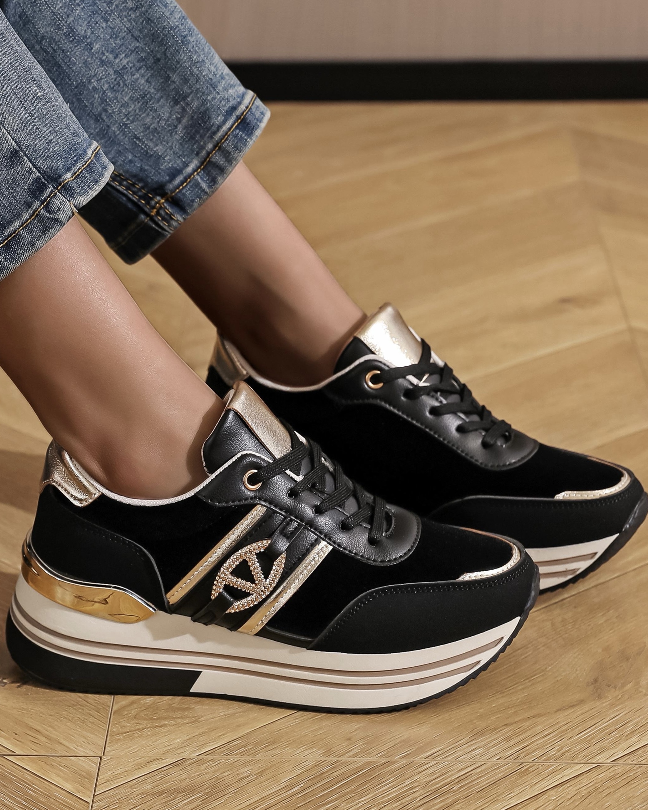 Crne patike sa zlatnim detaljima