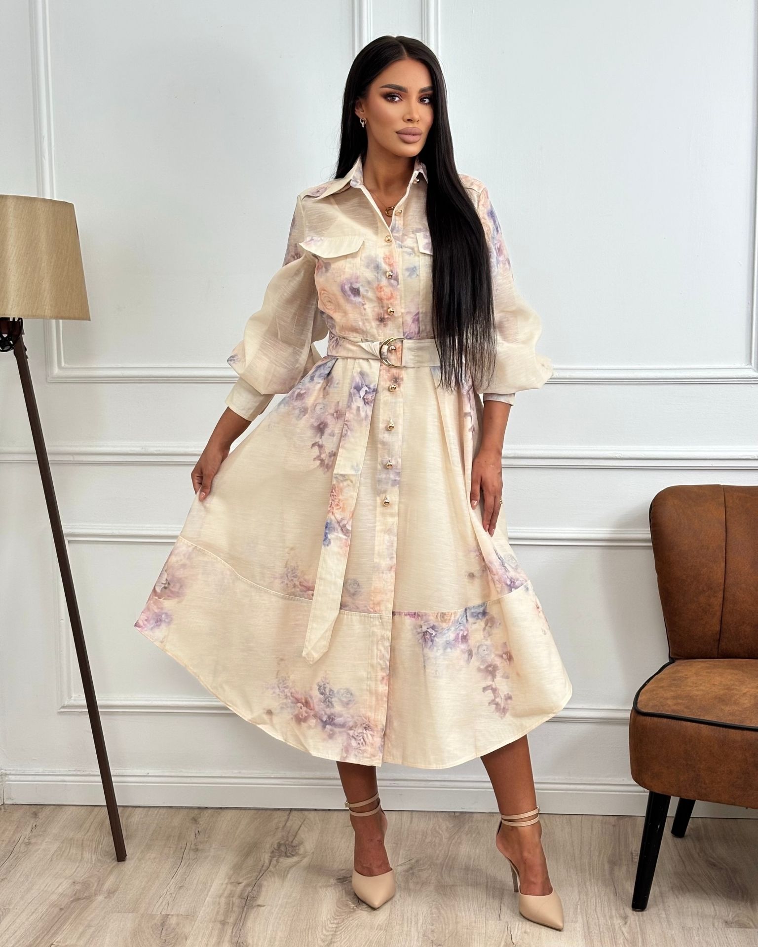 Bež haljina na cvetove sa zlatnim detaljima